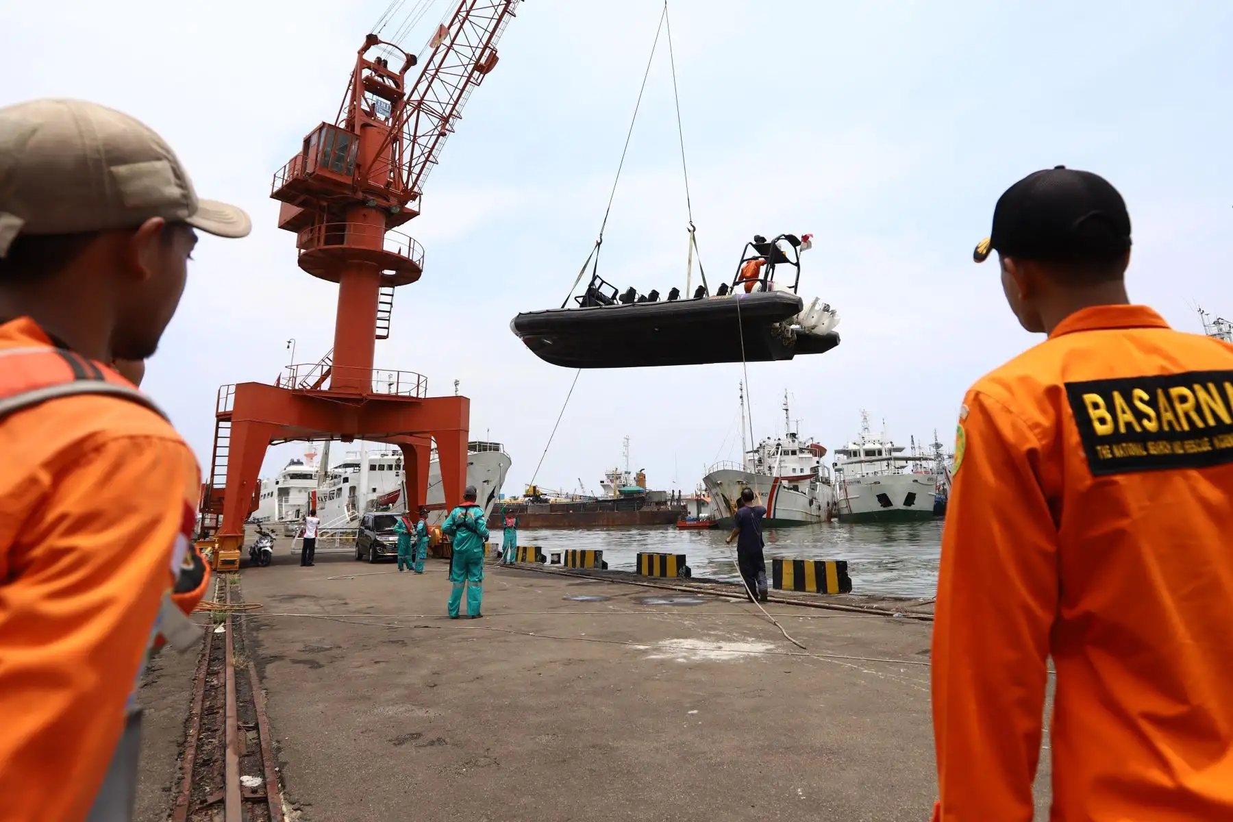 Los miembros de un equipo de rescate se preparan para buscar sobrevivientes del vuelo JT 610 de Lion Air, que se estrelló contra el mar, en el puerto de Yakarta el 29 de octubre de 2018. - El avión indonesio Lion Air que transportaba a 188 pasajeros y su tripulación se estrelló contra el mar en octubre 29, dijeron las autoridades, momentos después de haber solicitado que se le permitiera regresar a Yakarta.  AFP