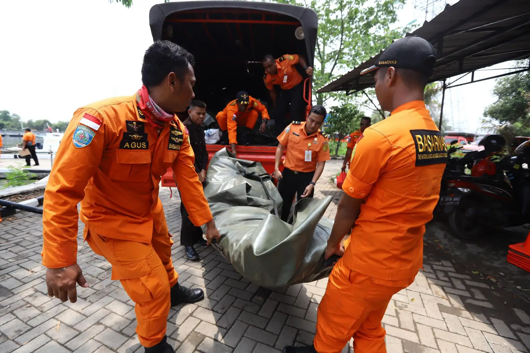 Los miembros de un equipo de rescate se preparan para buscar sobrevivientes del vuelo JT 610 de Lion Air, que se estrelló contra el mar, en el puerto de Yakarta el 29 de octubre de 2018. - El avión indonesio Lion Air que transportaba a 188 pasajeros y su tripulación se estrelló contra el mar en octubre 29, dijeron las autoridades, momentos después de haber solicitado que se le permitiera regresar a Yakarta. AFP