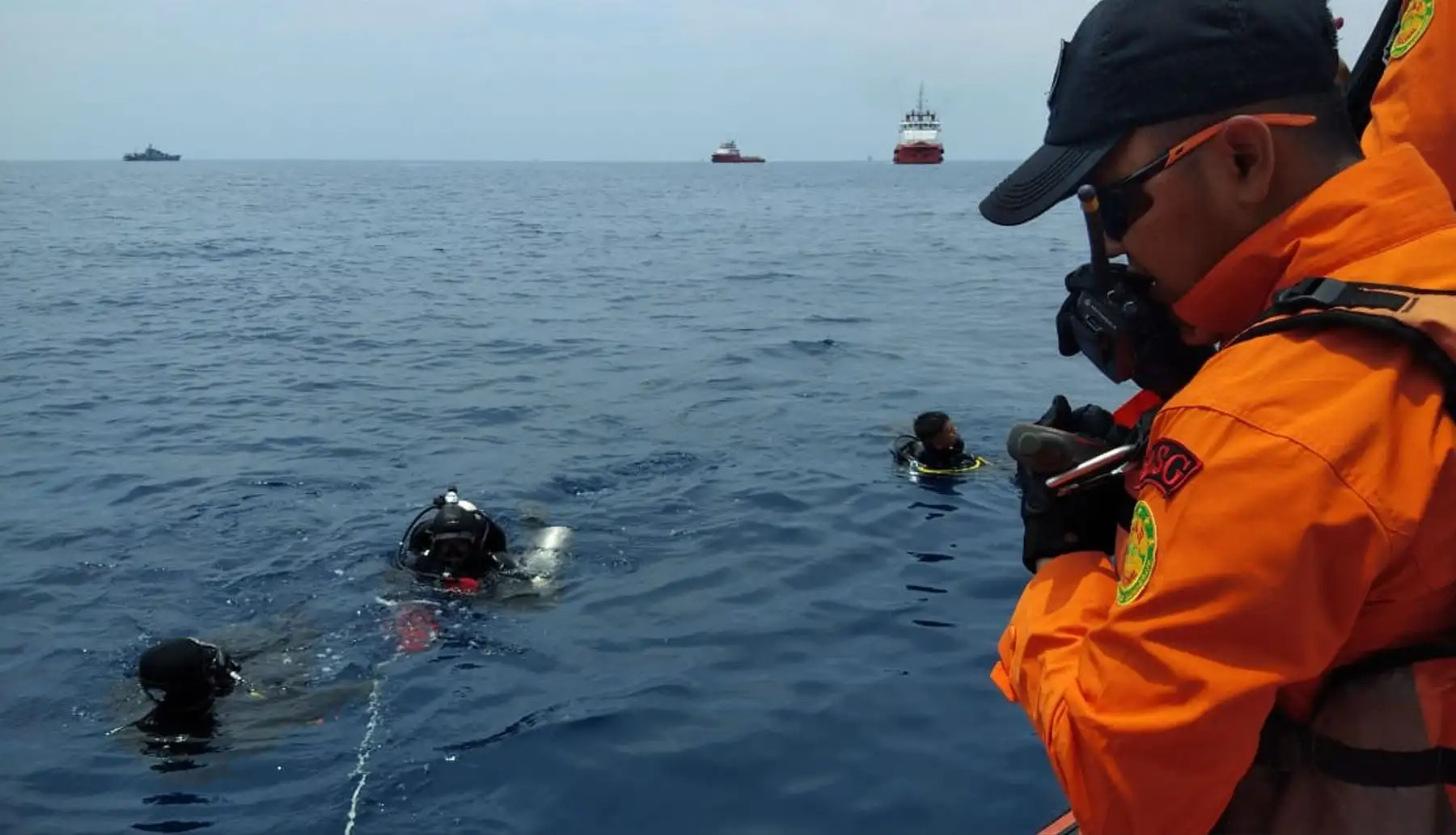 Esta foto tomada y publicada el 29 de octubre de 2018 por la Agencia Nacional de Búsqueda y Rescate de Indonesia (BASARNAS) de Indonesia muestra al personal de rescate en busca de restos del vuelo JT 610 de Lion Air que se estrelló en el mar frente a la costa norte de la isla de Java en Indonesia. . - Un nuevo avión indonesio Lion Air que transportaba a 189 pasajeros y tripulantes se estrelló en el mar el 29 de octubre, dijeron las autoridades, momentos después de haber solicitado que se le permitiera regre