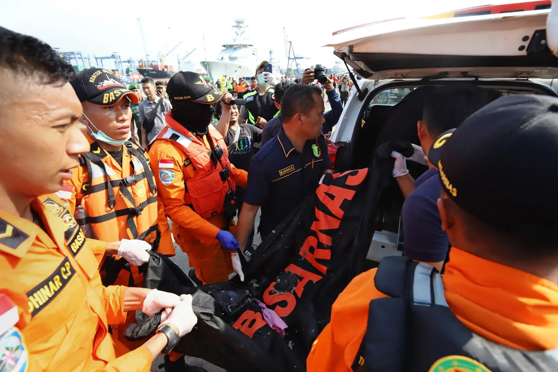 El 29 de octubre de 2018, miembros de un equipo de rescate transfirieron bolsas de cadáveres a un vehículo en el puerto de Tanjung Priok, al norte de Yakarta, después de haber sido recuperado del mar, donde el vuelo JT 610 de Lion Air se estrelló en la costa norte. - Un nuevo avión indonesio Lion Air que transportaba a 189 pasajeros y tripulantes se estrelló en el mar el 29 de octubre, dijeron las autoridades, momentos después de haber solicitado que se le permitiera regresar a Yakarta. AFP