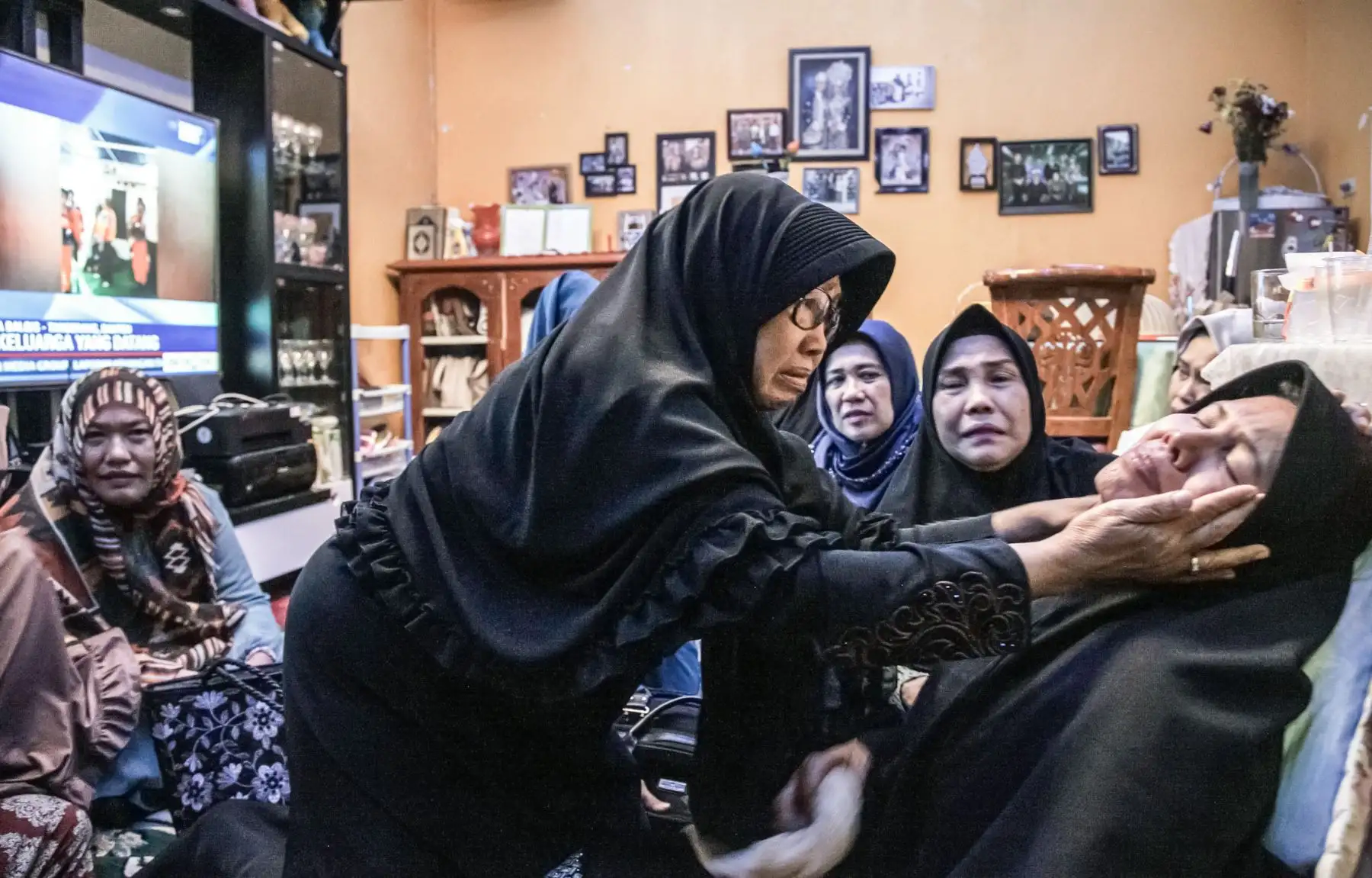 Merdiana Harahap (R) es consolada por la pérdida de su esposo, un pasajero a bordo del vuelo JT 610 de Lion Air, en Medan, provincia de Sumatra del Norte, el 29 de octubre de 2018. El avión Lion Air fue "probablemente" muerto en el accidente, dijo la agencia de búsqueda y rescate el 29 de octubre, cuando anunció que había encontrado restos humanos. AFP