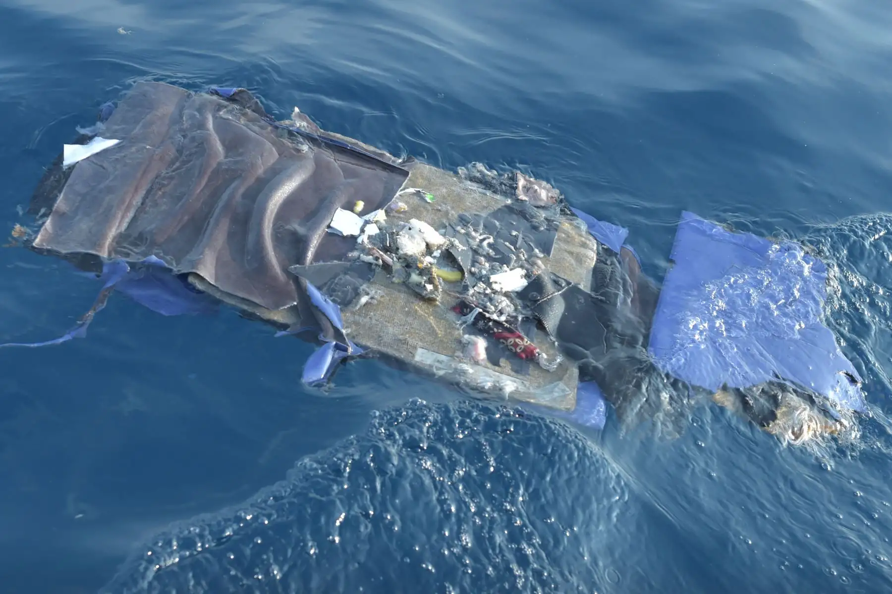 Los escombros del malogrado vuelo de Lion Air JT 610 flotan en el mar en las aguas al norte de Karawang, provincia de Java Occidental, el 29 de octubre de 2018. - Los 189 pasajeros y la tripulación a bordo de un avión Lion Air de Indonesia se estrellaron El accidente, dijo la agencia de búsqueda y rescate el 29 de octubre, cuando anunció que había encontrado restos humanos. AFP