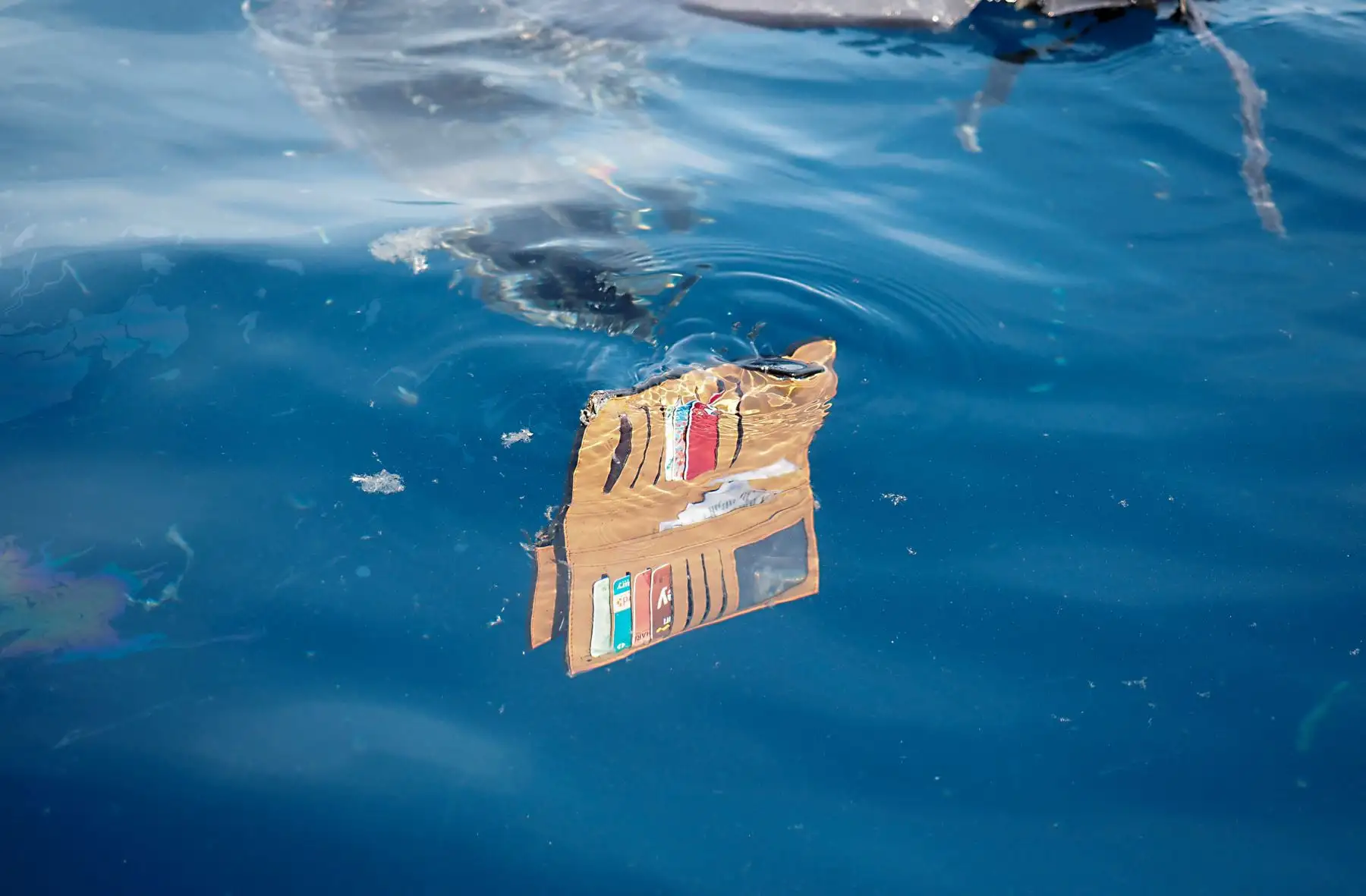 Una cartera perteneciente a un pasajero del malogrado vuelo de Lion Air JT 610 flota en el mar en las aguas al norte de Karawang, provincia de Java Occidental, el 29 de octubre de 2018. - Los 189 pasajeros y la tripulación a bordo de un avión Lion Air de Indonesia se estrellaron. "probablemente" murió en el accidente, dijo la agencia de búsqueda y rescate el 29 de octubre, cuando anunció que había encontrado restos humanos.  AFP