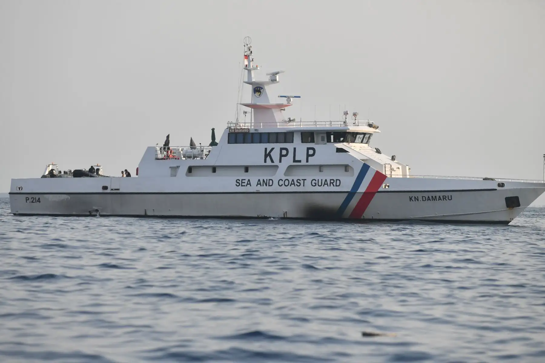 Un barco de la guardia costera se ve en el sitio donde el vuelo JT 610 de Lion Air se estrelló en el mar en las aguas al norte de Karawang, provincia de Java Occidental, el 29 de octubre de 2018. "probablemente" murió en el accidente, dijo la agencia de búsqueda y rescate el 29 de octubre, cuando anunció que había encontrado restos humanos. AFP