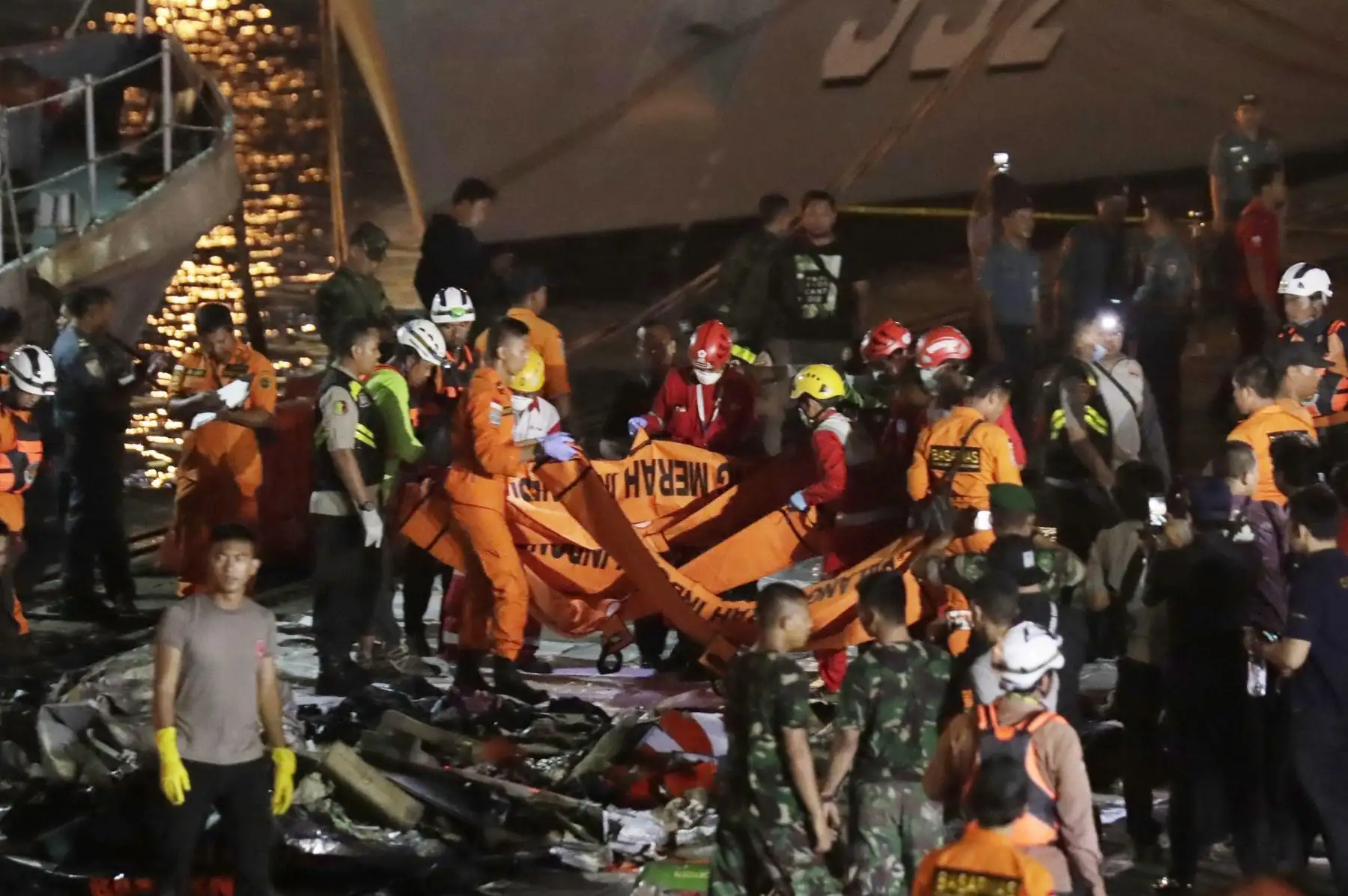 Miembros de los servicios de rescate recuperan cuerpos de las víctimas del aviÛn accidentado en Indonesia en el puerto Tanjung Priok en Yakarta (Indonesia) hoy, 29 de octubre de 2018. El avión de la compañía indonesia de bajo coste Lion Air, que se estrelló hoy con 188 ocupantes a bordo, sufrió problemas técnicos durante un vuelo el domingo, aunque fueron resueltos antes de despegar este lunes, indicó la aerolínea. EFE