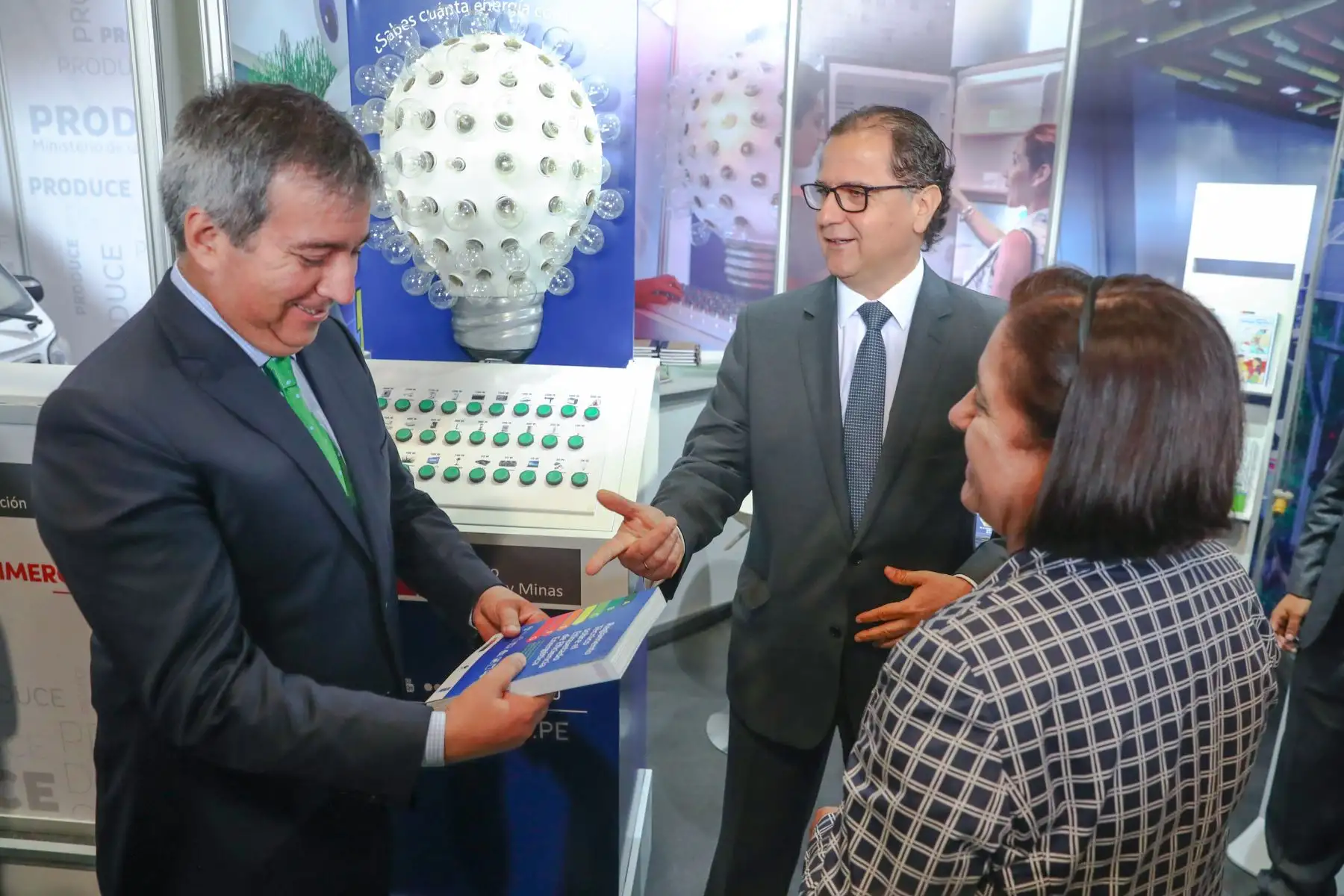 Ministro del MEM, Francisco ísmodes, junto al ministro de produce Raúl Pérez-Reyes Espejo, participó en la Feria Electro Transporte. Foto: ANDINA/MEM