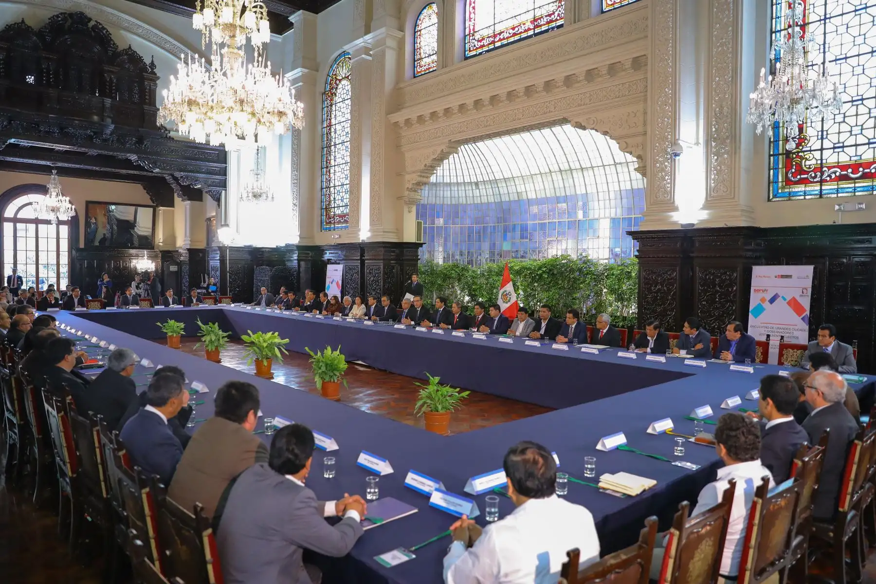 El presidente de la República, Martín Vizcarra, se reunió con gobernadores y alcaldes provinciales elegidos en los comicios del pasado 7 de octubre, en el denominado Encuentro de Grandes Ciudades y Gobernantes Virtualmente Electos.Foto: ANDINA/Andrés Valle/Prensa Presidencia