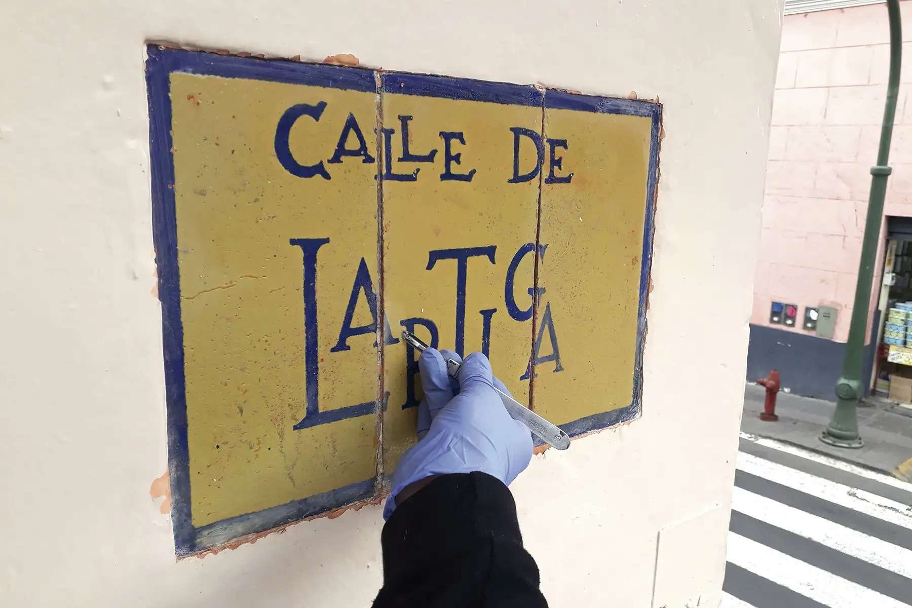 Trabajadores de Prolima recuperaron placas del Centro Histórico de Lima