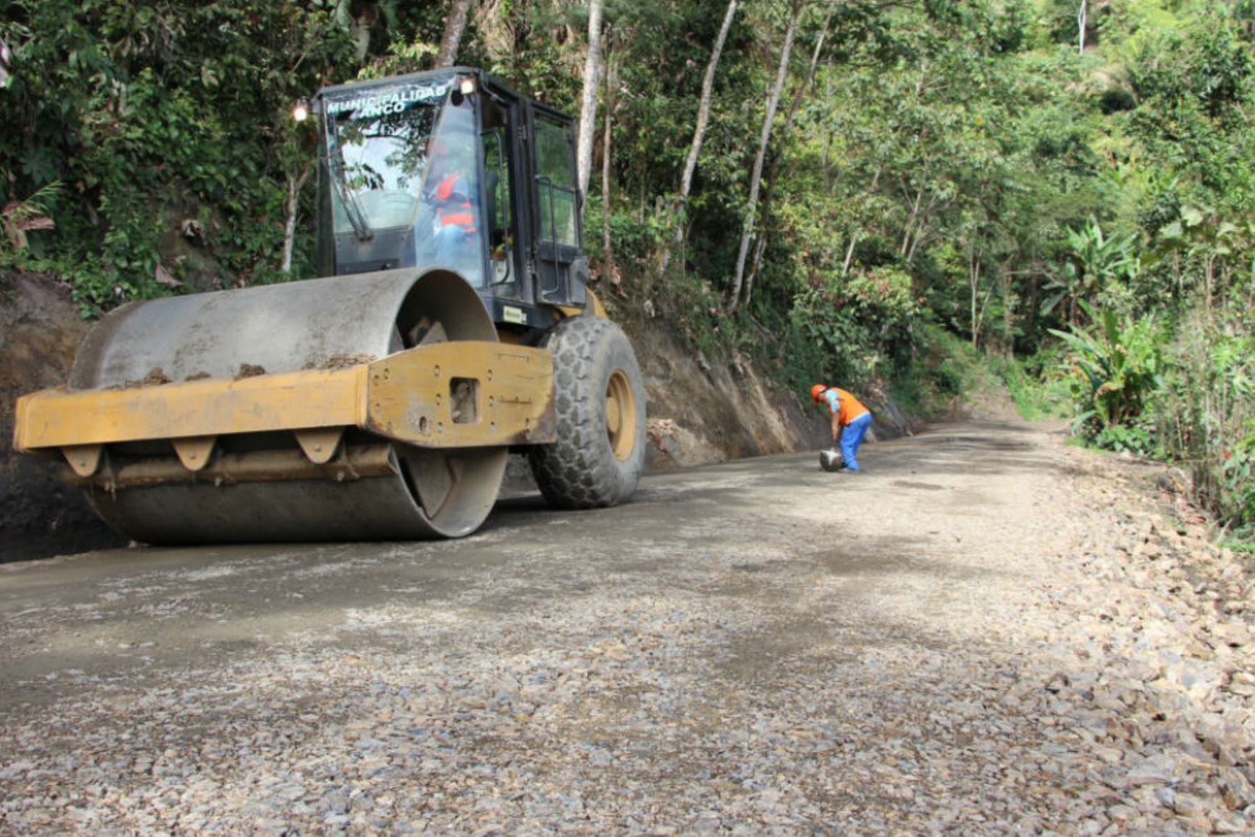 Devida entregó carretera afirmada de 18.77 kilómetros, que unirá las comunidades cacaoteras de Arwimayo–Lechemayo–Cuculipampa-Puente Ticsibamaba y Quillabamba.