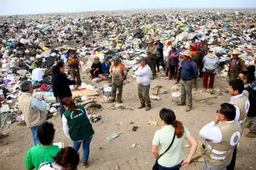 La ministra del Ambiente, Fabiola Muñoz, visitó el botadero de Reque, en la provincia de Chiclayo.