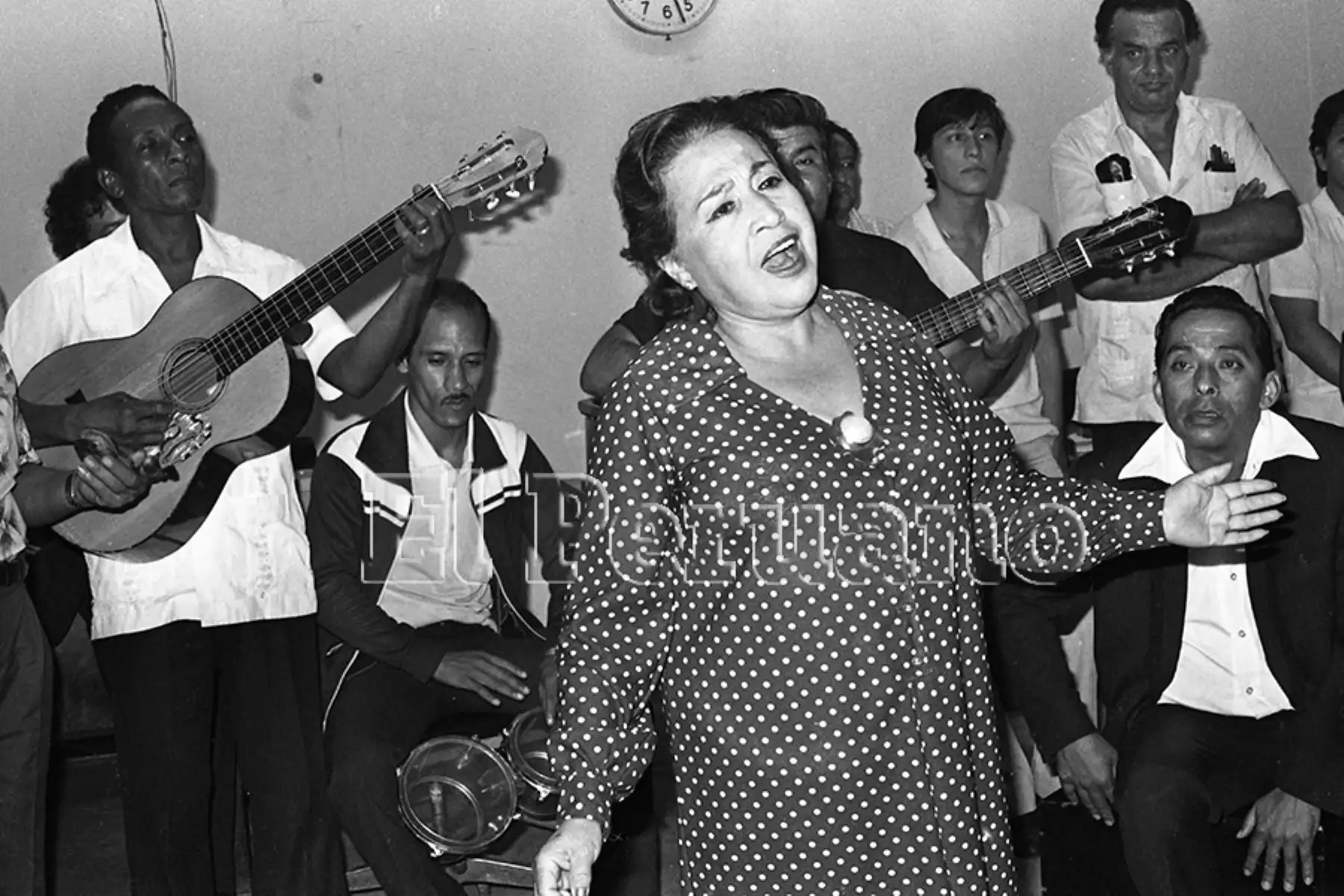 Cantante Eloísa Ángulo en la serenata criolla por el 71 aniversario del diario La Crónica (1983). Foto: Archivo Histórico de EL PERUANO / Leoncio Mariscal
