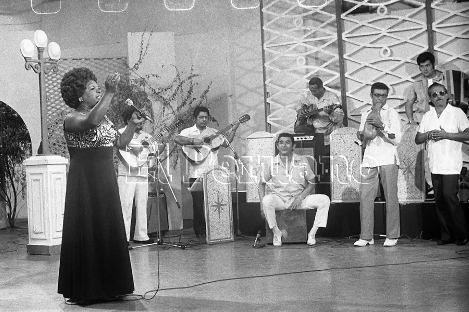 La cantante criolla Lucila Campos durante su presentación en un programa de televisión (1978).  Foto: Archivo Histórico de EL PERUANO / Oswaldo Sánchez
