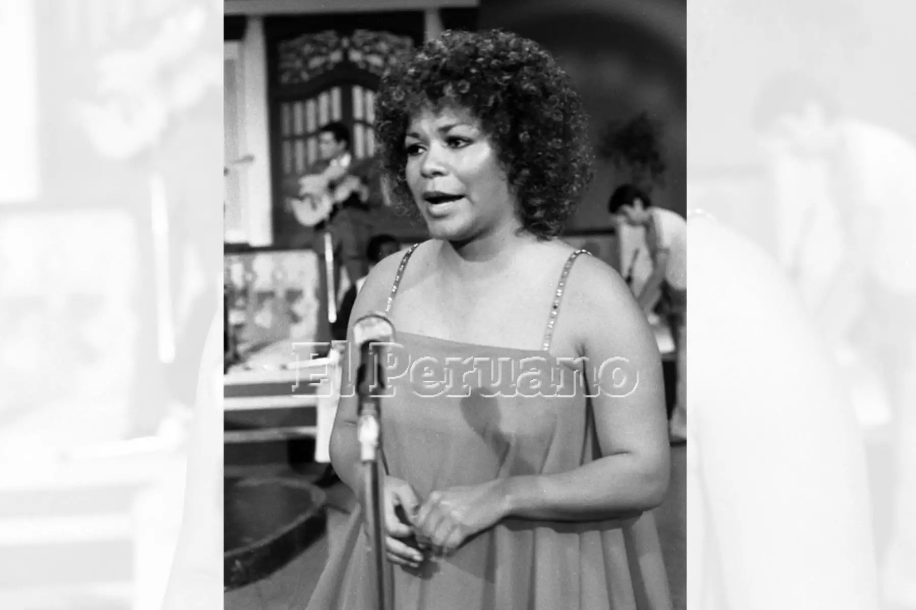 La cantante Eva Ayllón en un programa de música criolla en la televisión (1979).  Foto: Archivo Histórico de EL PERUANO / Rómulo Luján