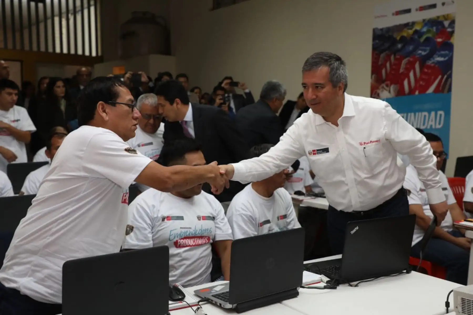 Ministro de la Producción, Raúl Pérez-Reyes, y presidente del Inpe, Carlos Romero, dan inicio al piloto de capacitaciones “Emprendedores Productivos” en cuatro centros penitenciarios. Foto: ANDINA/Produce