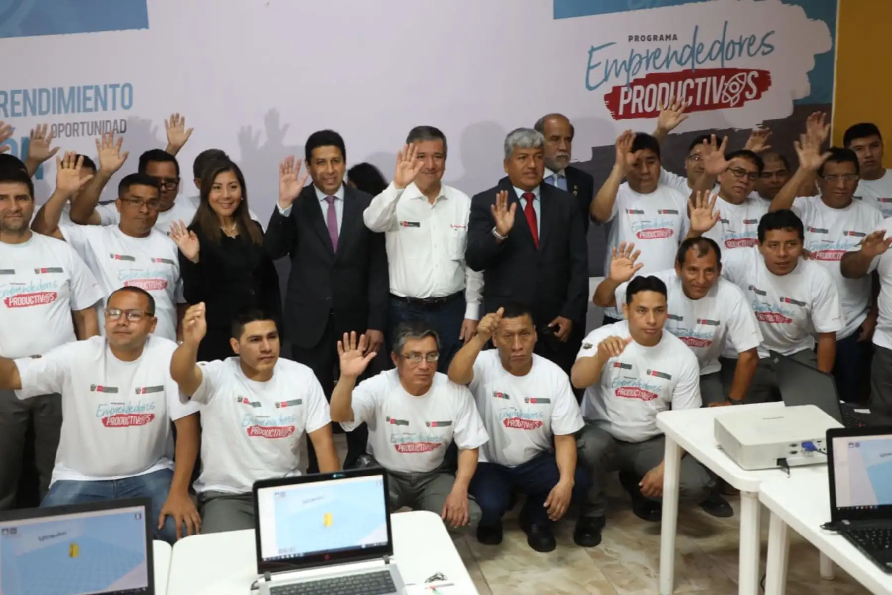 Ministro de la Producción, Raúl Pérez-Reyes, y presidente del Inpe, Carlos Romero, dan inicio al piloto de capacitaciones “Emprendedores Productivos” en cuatro centros penitenciarios. Foto: ANDINA/Produce