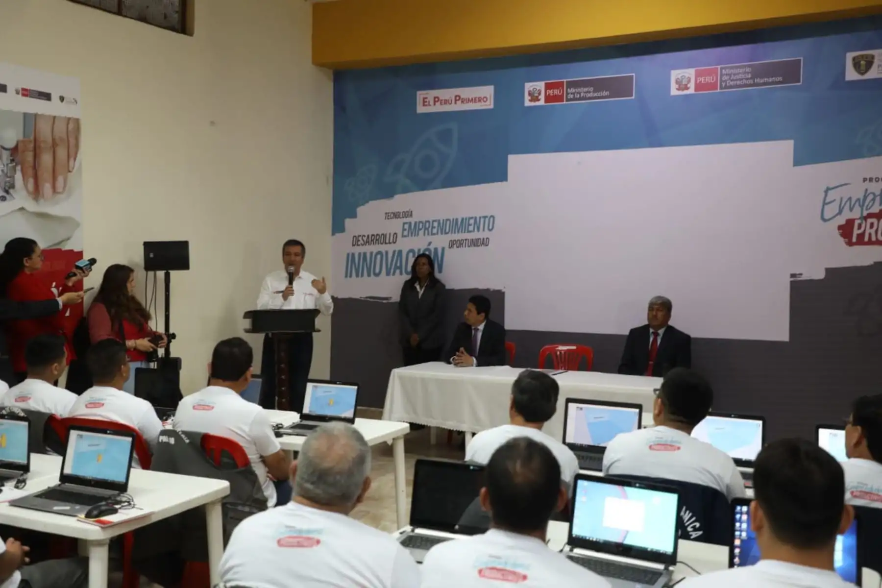Ministro de la Producción, Raúl Pérez-Reyes, y presidente del Inpe, Carlos Romero, dan inicio al piloto de capacitaciones “Emprendedores Productivos” en cuatro centros penitenciarios. Foto: ANDINA/Produce