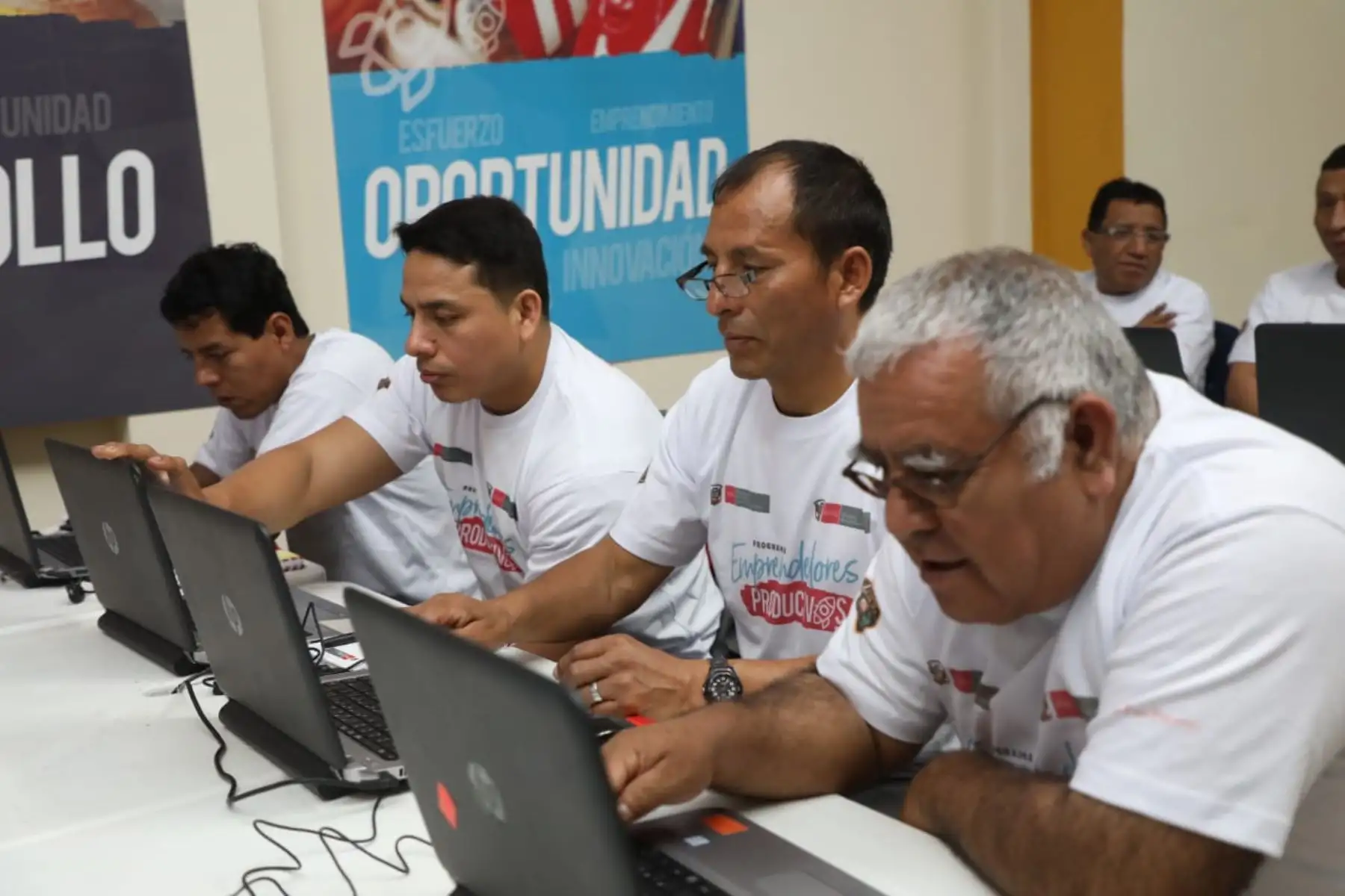 Ministro de la Producción, Raúl Pérez-Reyes, y presidente del Inpe, Carlos Romero, dan inicio al piloto de capacitaciones “Emprendedores Productivos” en cuatro centros penitenciarios. Foto: ANDINA/Produce