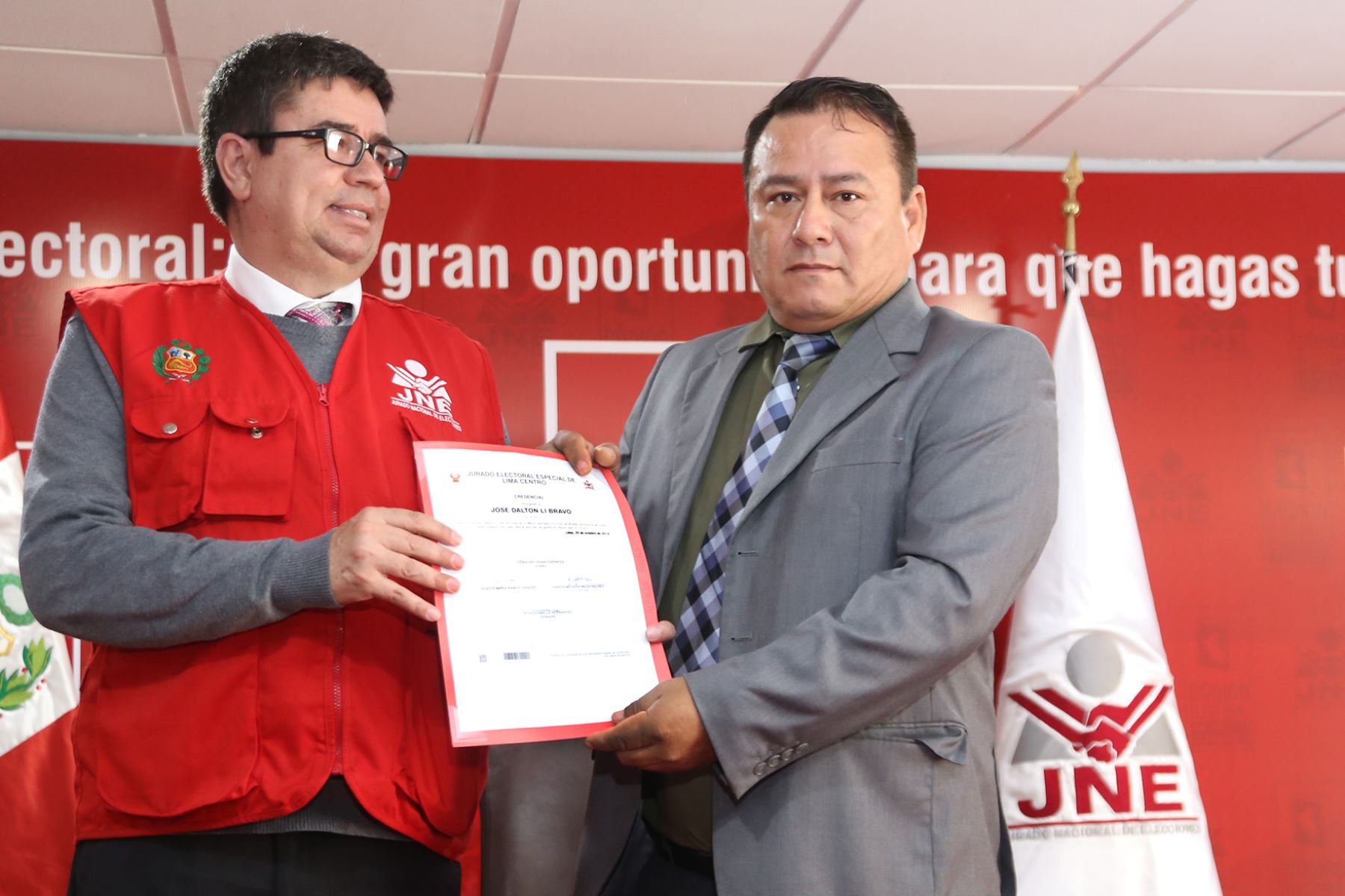 Nuevo alcalde de Breña, José Li Bravo, recibe sus credenciales del JEE Lima Centro. Foto: Andina/Difusión