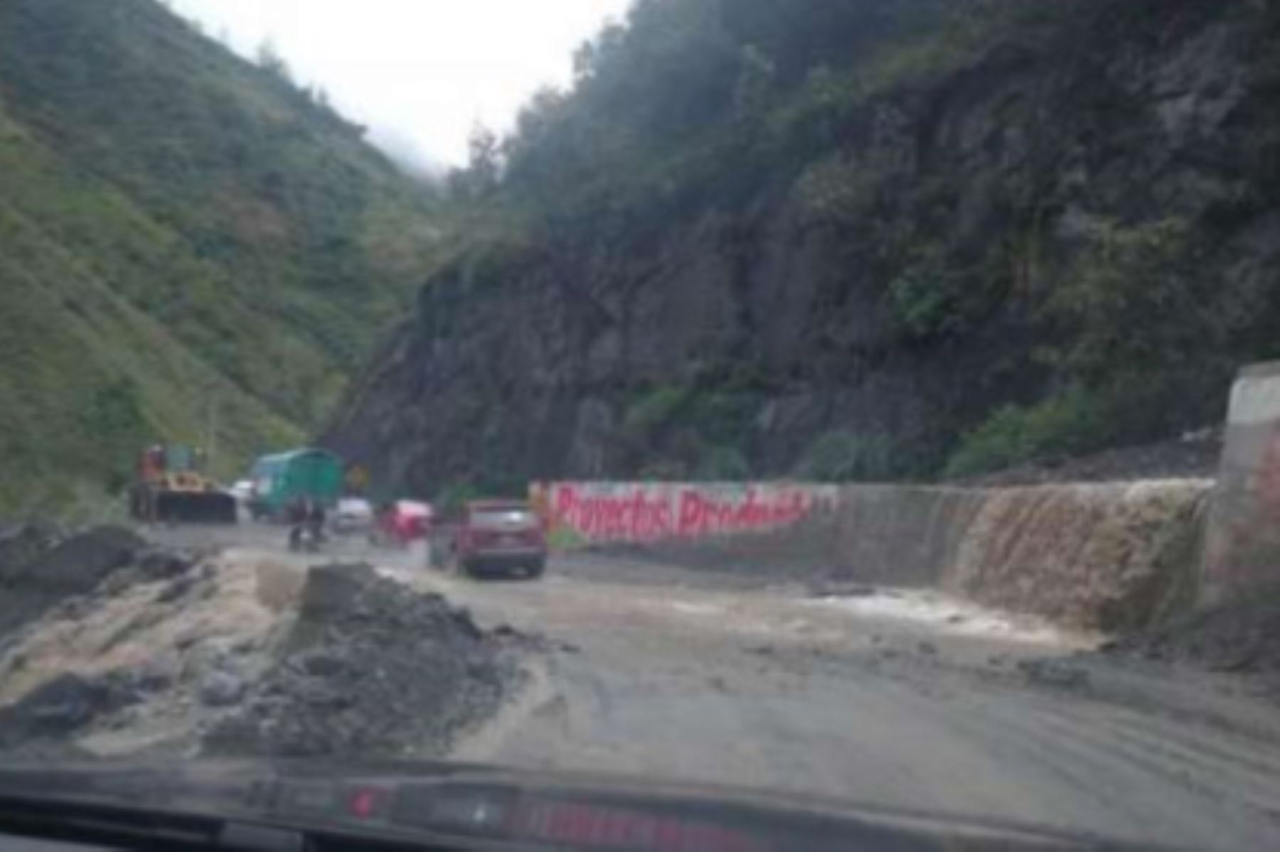 Rehabilitan la red vial Nasca-Cusco, que fue bloqueada por un deslizamiento de lodo y piedras a la altura del kilómetro 867, en la región Apurímac.