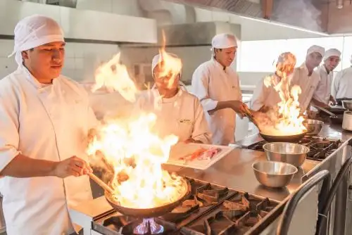 Alumnos de la escuela de Cocina de la Fundación Pachacútec en Ventanilla. Gastronomía.