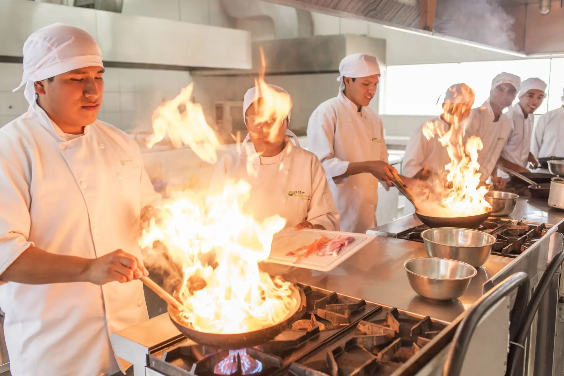 Alumnos de la escuela de Cocina de la Fundación Pachacútec en Ventanilla. Gastronomía.