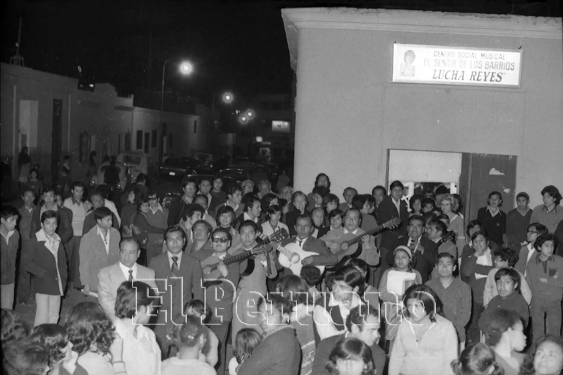Jarana en el centro social musical Sentir de los Barrios Lucha Reyes,  al conmemorarse un año de la partida de la Morena de Oro del Perú (1974). Foto: Archivo Histórico de El Peruano/Orlando Adrianzén.