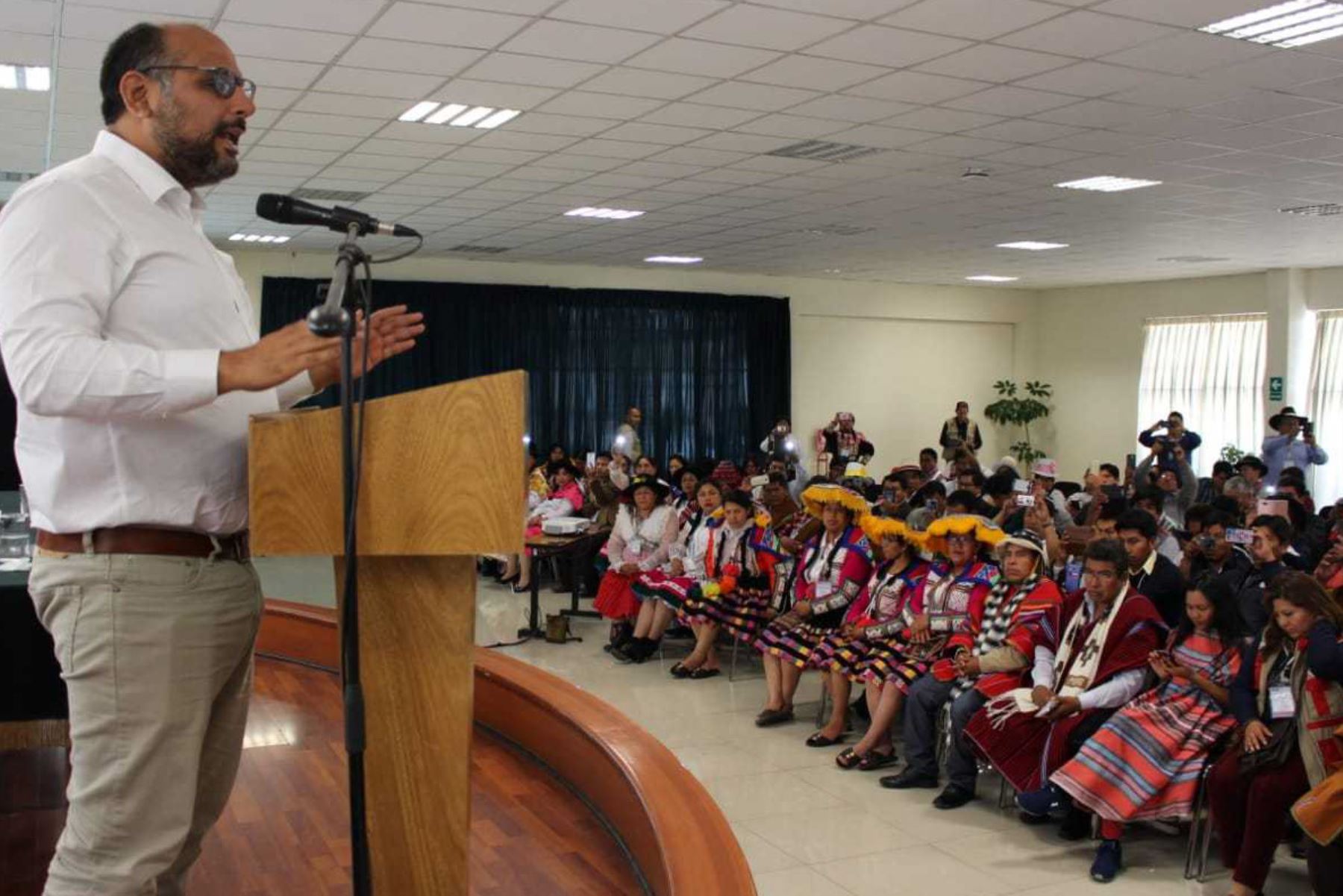 Ministro de Educación, Daniel Alfaro, participa en el VI Taller Macrorregional de Fortalecimiento de Competencias y Desempeños de los Acompañantes de Soporte Pedagógico Intercultural, realizado en Arequipa.