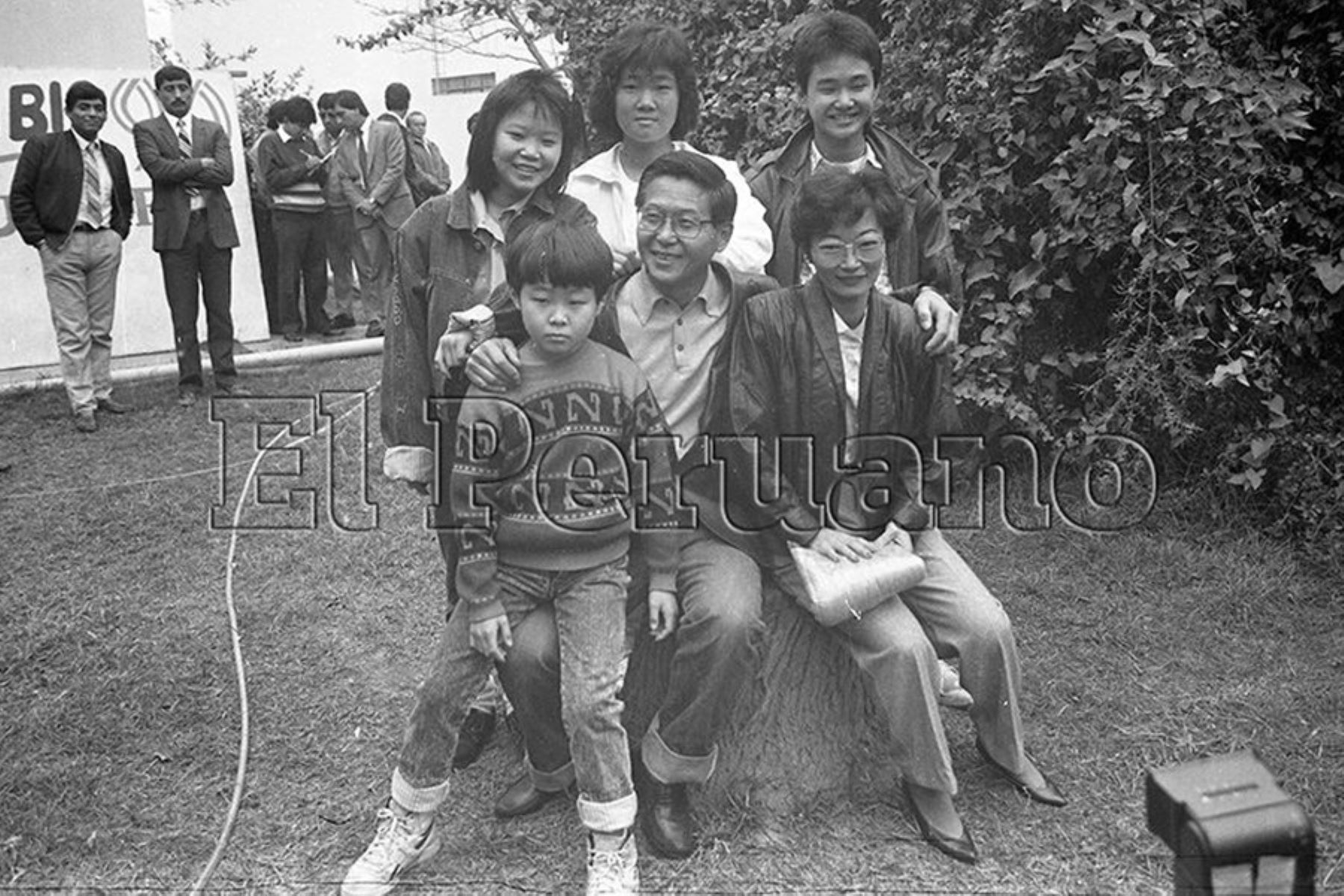 Lima - 17 junio 1990 / El presidente electo Alberto Fujimori Fujimori junto a su esposa Susana Higuchi y sus hijos Keiko, Hiro, Sachi y Kenji Fujimori Higuchi. Archivo Histórico de EL PERUANO / Rómulo Luján