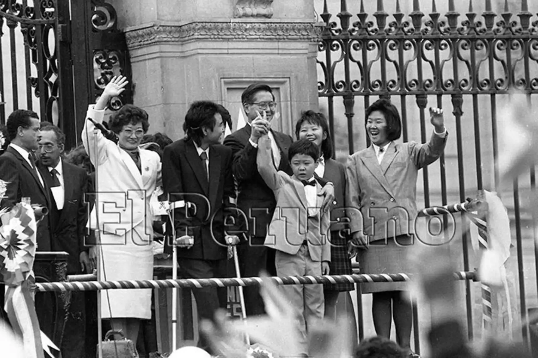 Lima - 28 julio 1990 / El presidente de la República Alberto Fujimori, junto a su esposa Susana Higuchi y a sus hijos Keiko, Hiro, Sachi y Kenji Fujimori Higuchi, saludan a los ciudadanos desde el patio de Palacio de Gobierno. Foto: Archivo Histórico de EL PERUANO / Leoncio Mariscal