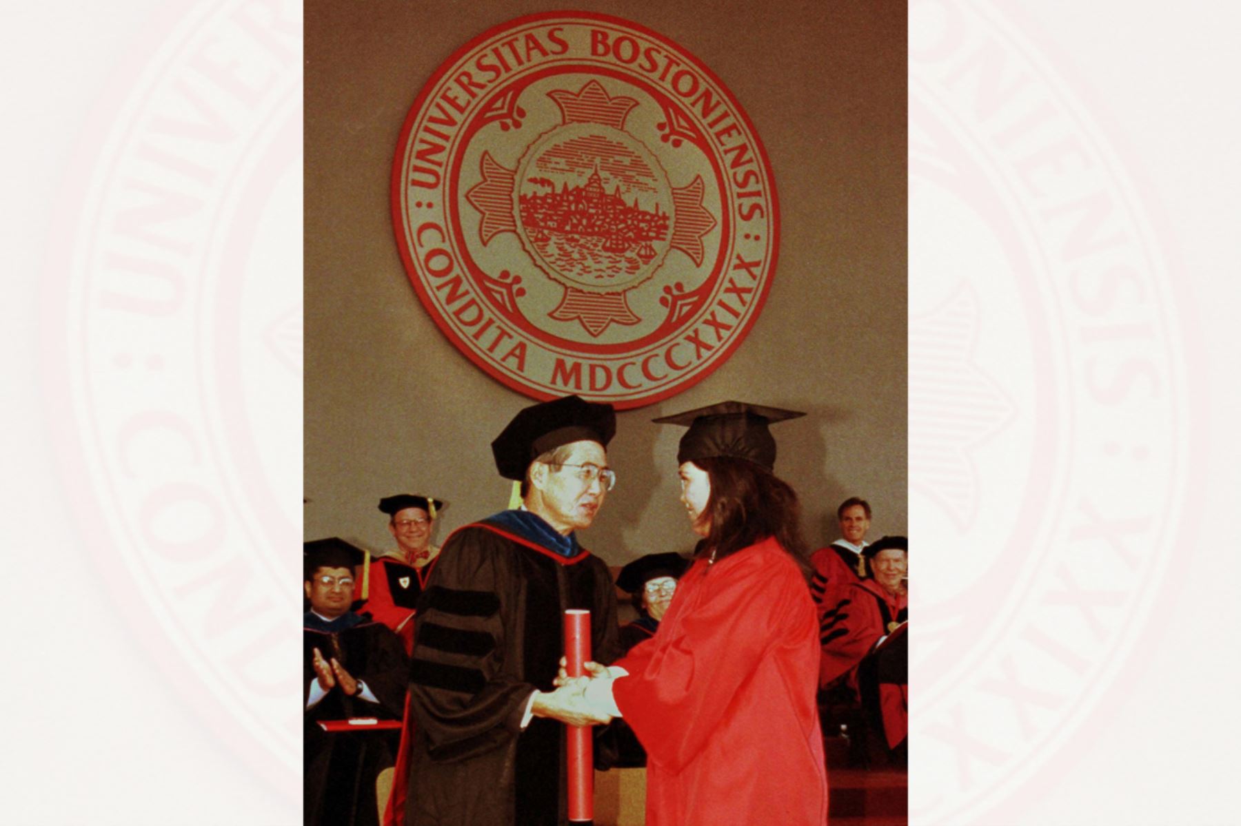 Boston, Estados Unidos - 18 mayo 1997 / El presidente Alberto Fujimori entregó ayer el diploma de graduación a su hija Keiko Sofía Fujimori, quien culminó sus estudios de Administración de Negocios en la Universidad de Boston. Foto SEPRES