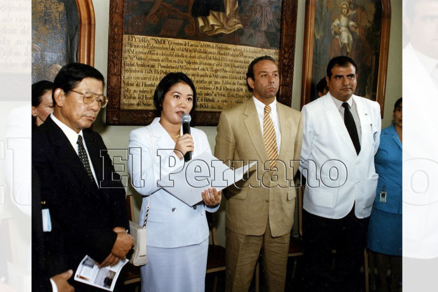 Lima - 27 mayo 1998 / La primera dama de la Nación, Keiko Sofía Fujimori, participó en la entrega de una donación del gobierno japonés valorizada en dos millones de dólares para la modernización de los servicios médicos del hospital Arzobispo Loayza. Foto: Archivo Histórico de EL PERUANO