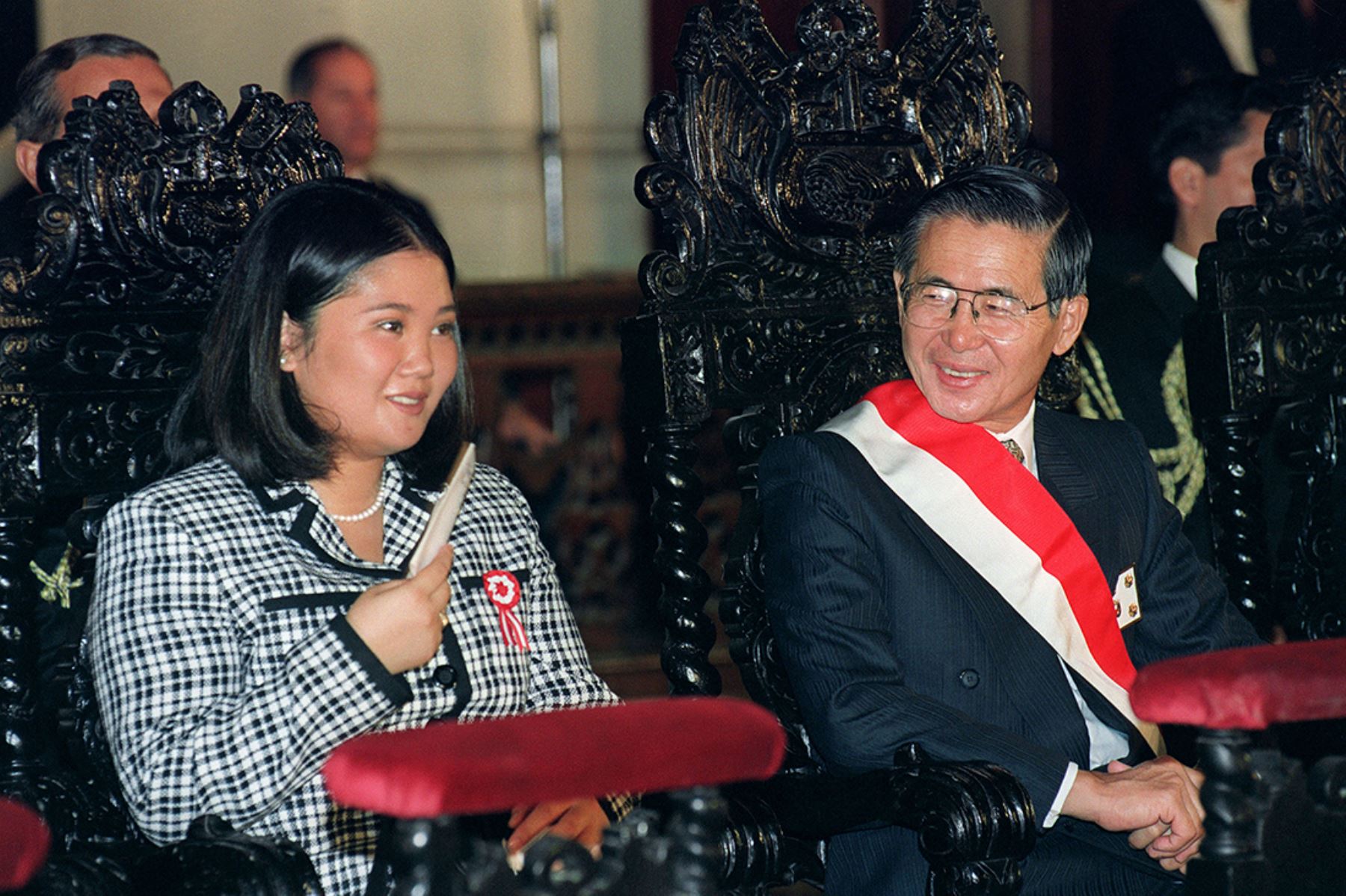 El presidente Alberto Fujimori y su hija  la primera dama de la Nación en funciones, Keiko Sofía, el 28 de julio de 1997, asisten a la misa Te Deum en la Catedral de Lima durante las celebraciones del día de la independencia.  Foto: AFP