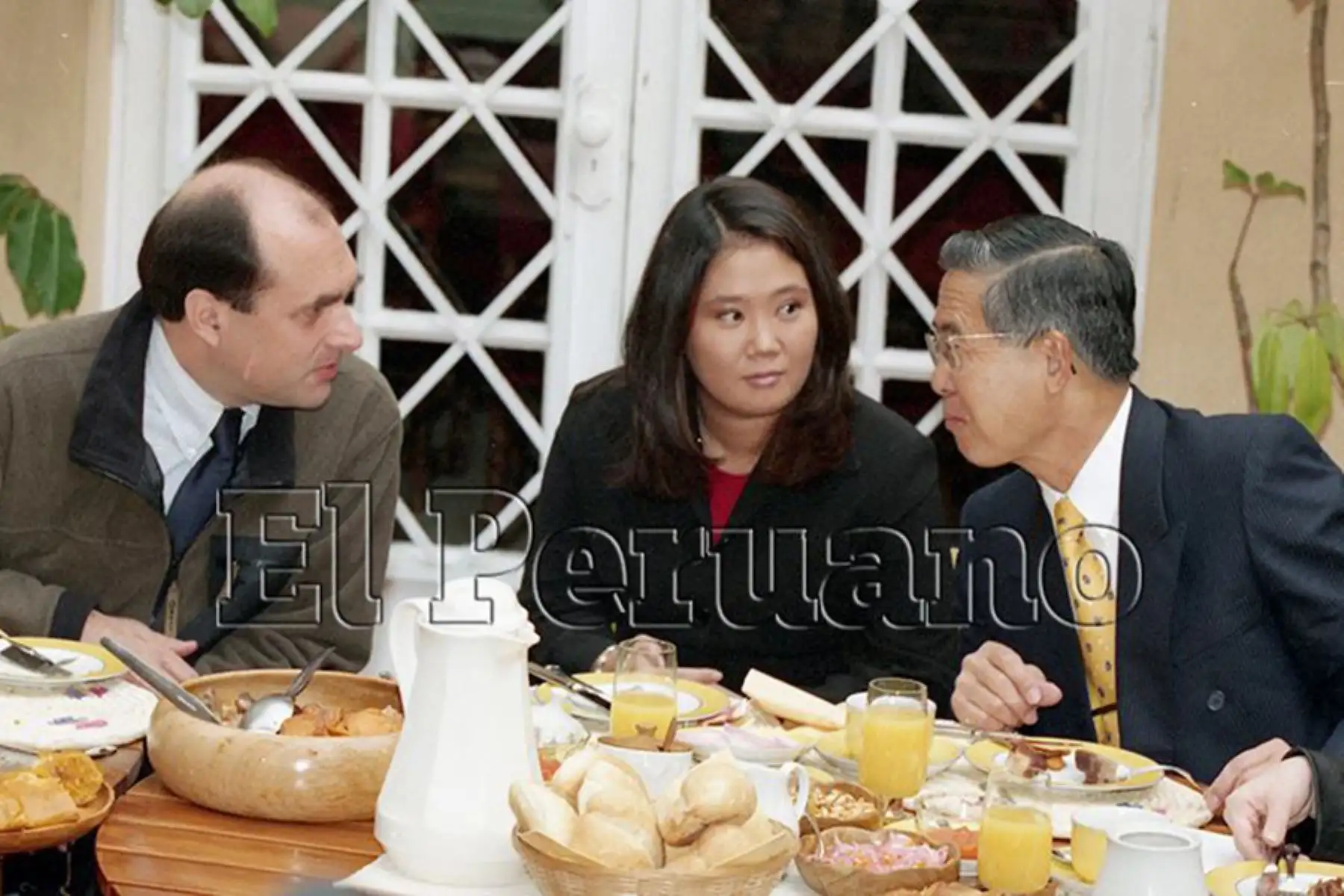 Lima - 28 mayo 2000 / El presidente y candidato a la reelección Alberto Fujimori, comparte con Francisco Tudela y su hija Keiko Sofía un desayuno antes de acudir a votar en la segunda vuelta electoral. Foto: Diario Oficial EL PERUANO / Jack Ramón