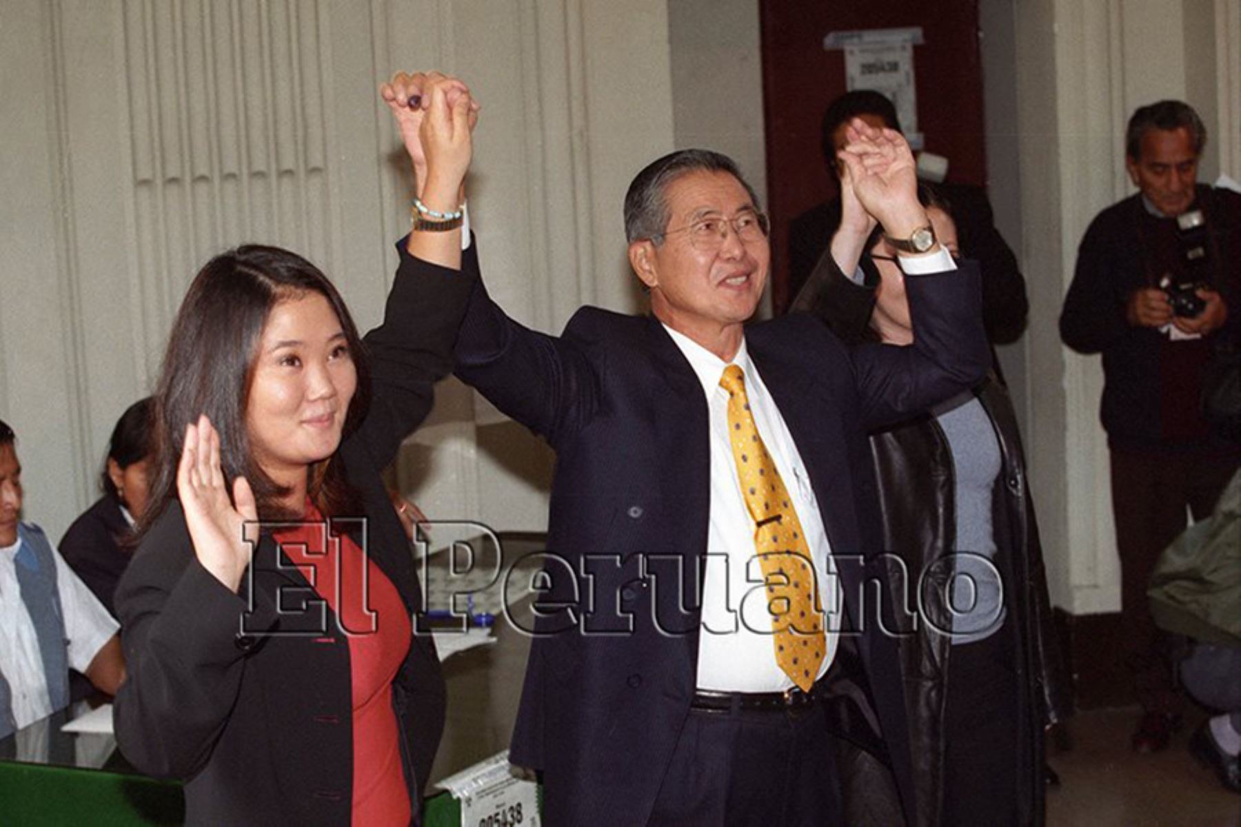 Lima - 28 mayo 2000 / El presidente Alberto Fujimori, acompañado por su hija Keiko Sofía, saluda a la prensa luego de emitir su voto en la segunda vuelta electoral. Foto: Diario Oficial EL PERUANO / Christian Bermuy