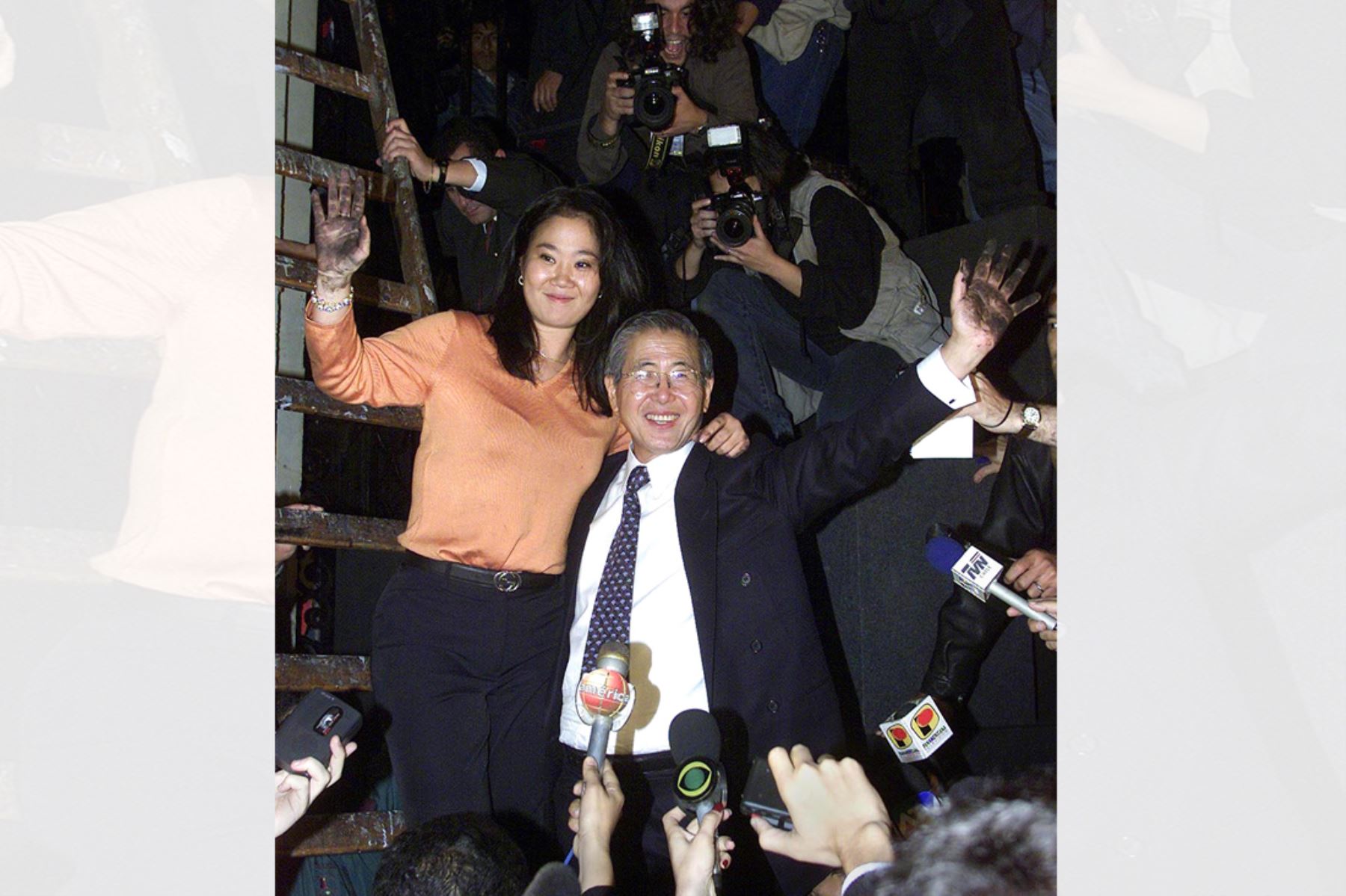 El presidente Alberto Fujimori saluda a la prensa acompañado por su hija y  primera dama de la Nación  Keiko Fujimori, luego de subir a una escalera para saludar a los simpatizantes que se manifestaban en el Palacio de Gobierno en Lima el 19 de septiembre de 2000. Fujimori anunció que permanecerá en el poder hasta el 28 de julio de 2001, cuando entregará la presidencia al candidato elegido en las elecciones que se celebrarán "tan pronto como sea posible".  Foto: AFP