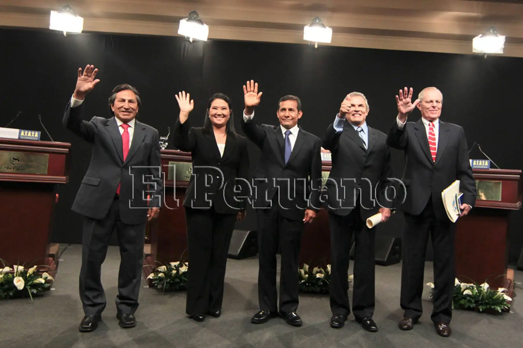 Lima - 3 abril 2011 / Los candidatos Alejandro Toledo, Keiko Fujimori, Ollanta Humala, Luis Castañeda y Pedro Pablo Kuczynski saludan luego del debate presidencial organizado por Transparencia. Foto: Diario Oficial EL PERUANO / Piero Vargas