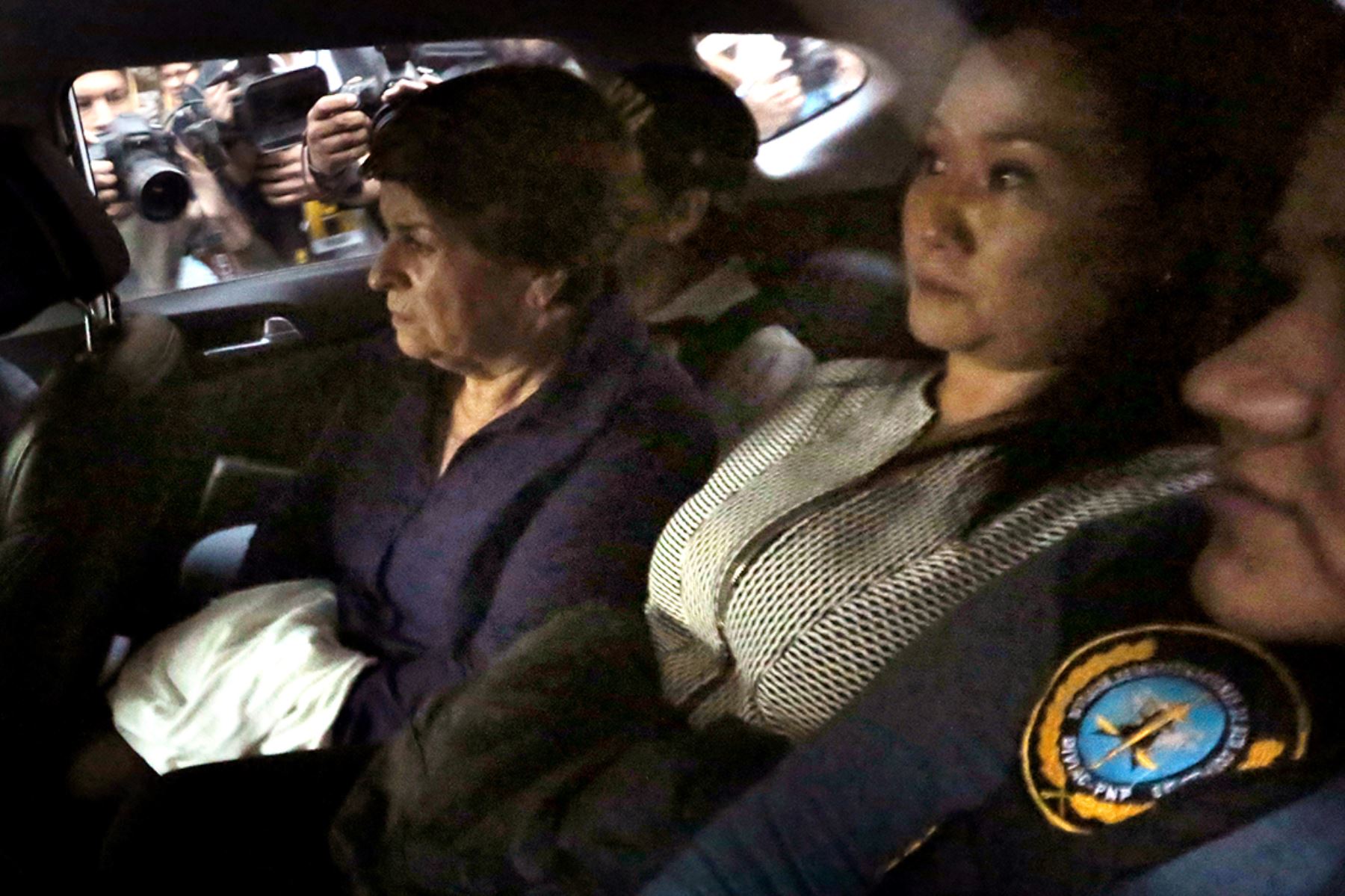 Keiko Fujimori es trasladada bajo custodia en un vehículo policial el 10 de octubre de 2018 tras ser arrestada por presunto delito de lavado de activos durante su campaña electoral del 2011. Foto: AFP