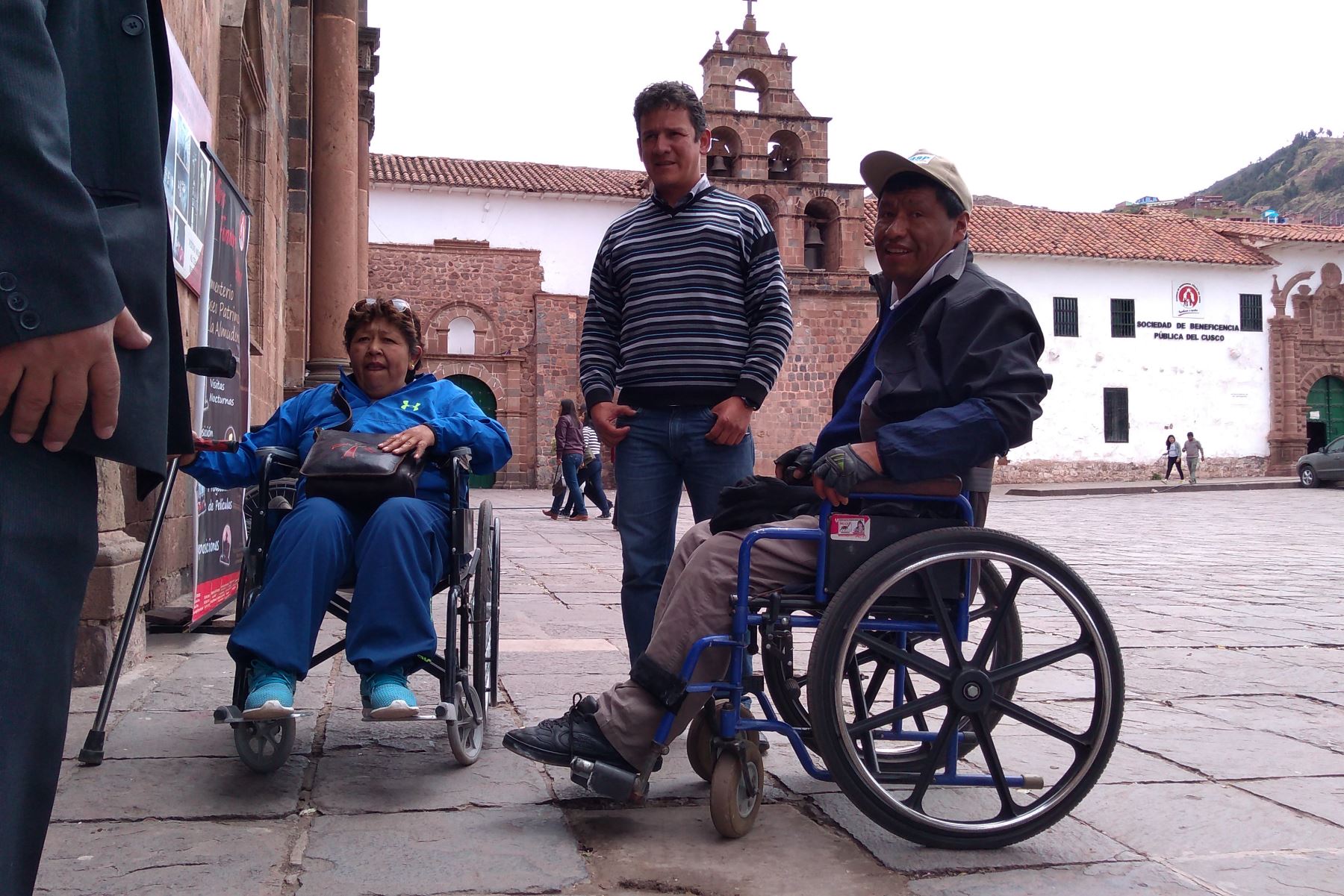 Ofrecen silla de ruedas para desplazamiento en cementerio de Cusco. ANDINA/Percy Hurtado