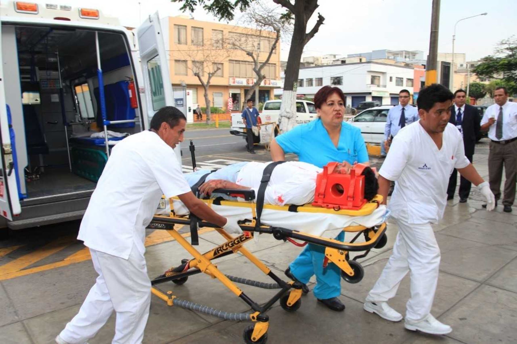 Traslado de herido por accidente de tránsito a un hospital del Minsa. Foto: ANDINA/Difusión.