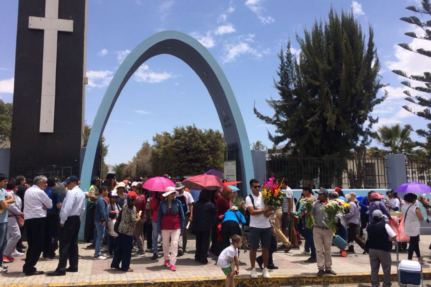 Arequipeños concurren a cementerios en el Día de Todos los Santos. ANDINA