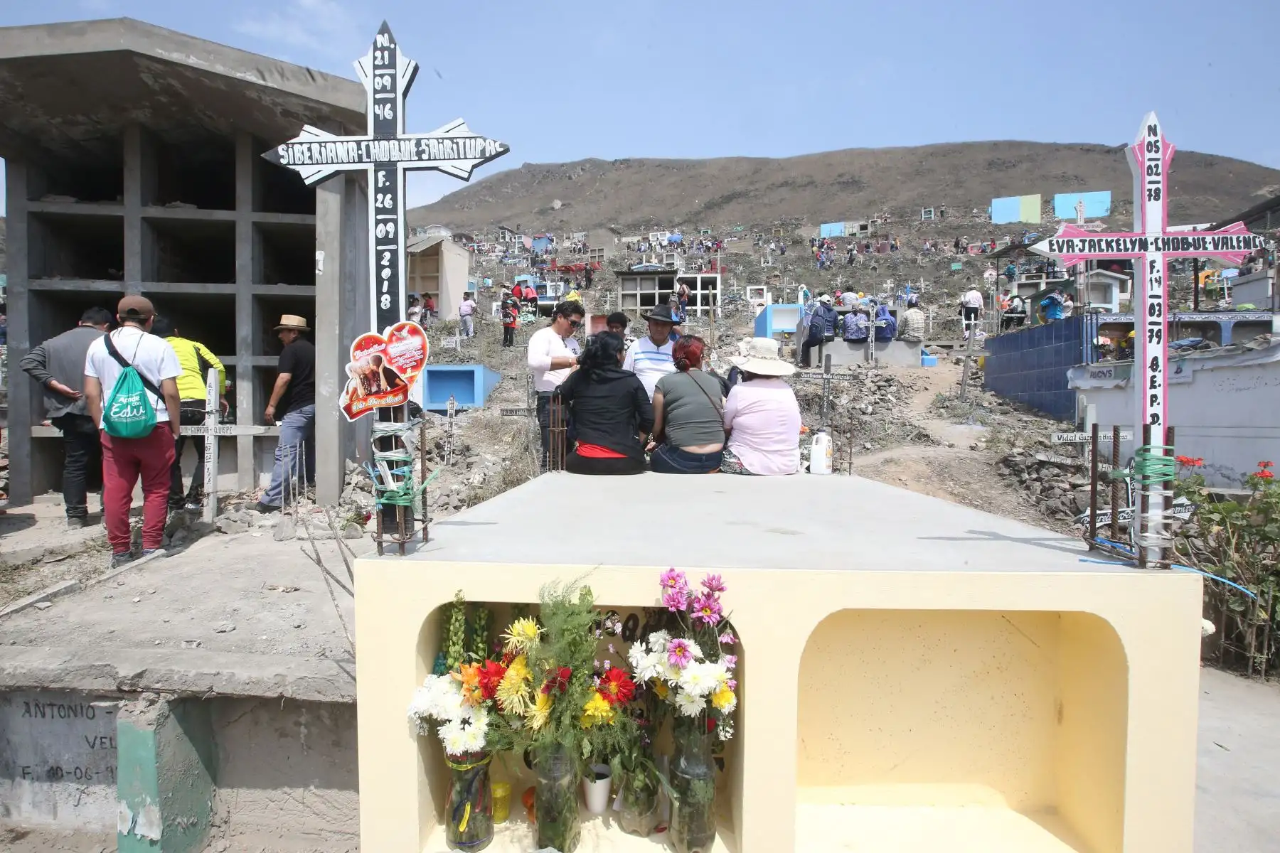 Público concurren a cementerios de Nueva esperanza, en el Día de Todos los Santos. Foto: ANDINA/Vidal Tarqui