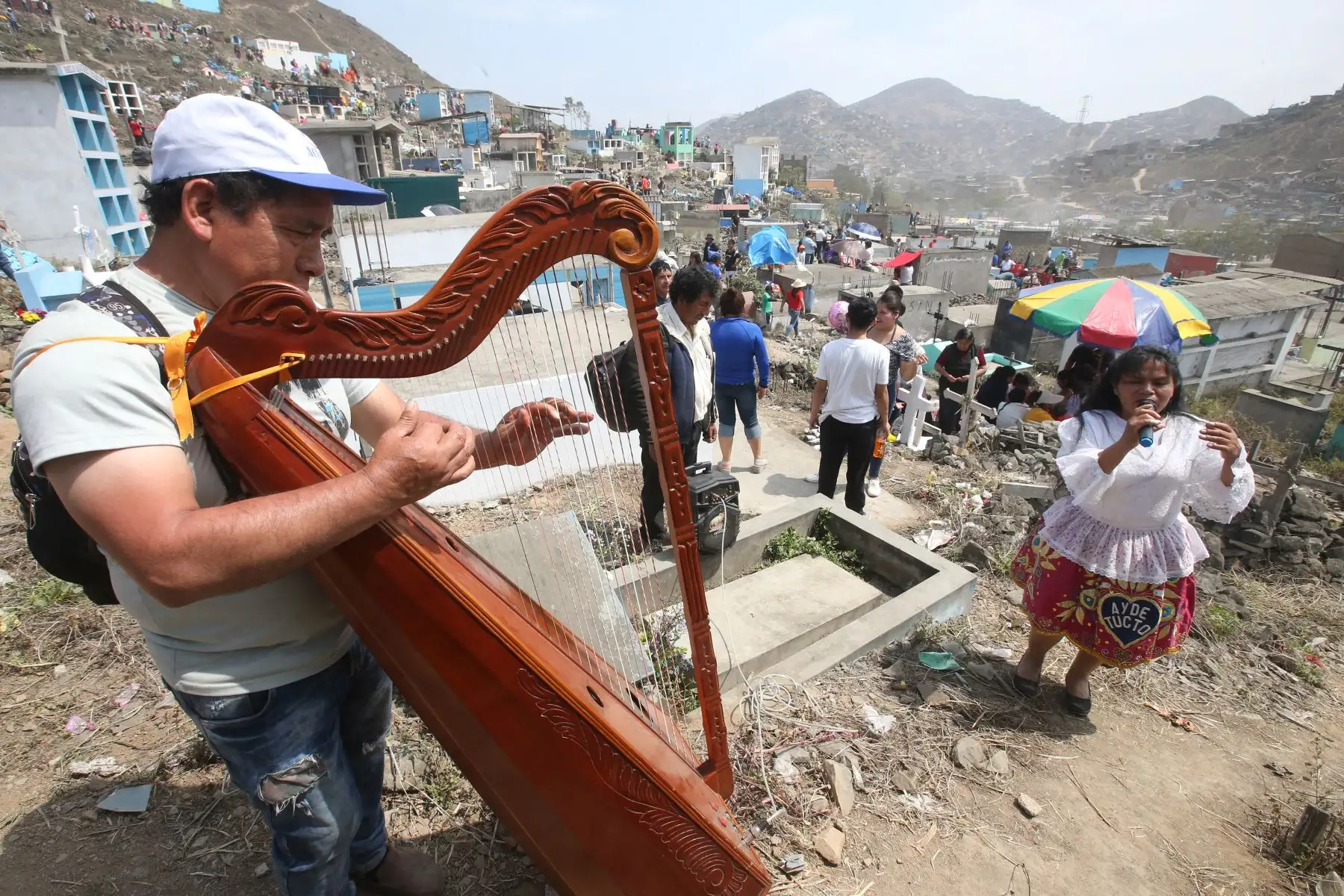 Público concurren a cementerios de Nueva esperanza, en el Día de Todos los Santos. Foto: ANDINA/Vidal Tarqui