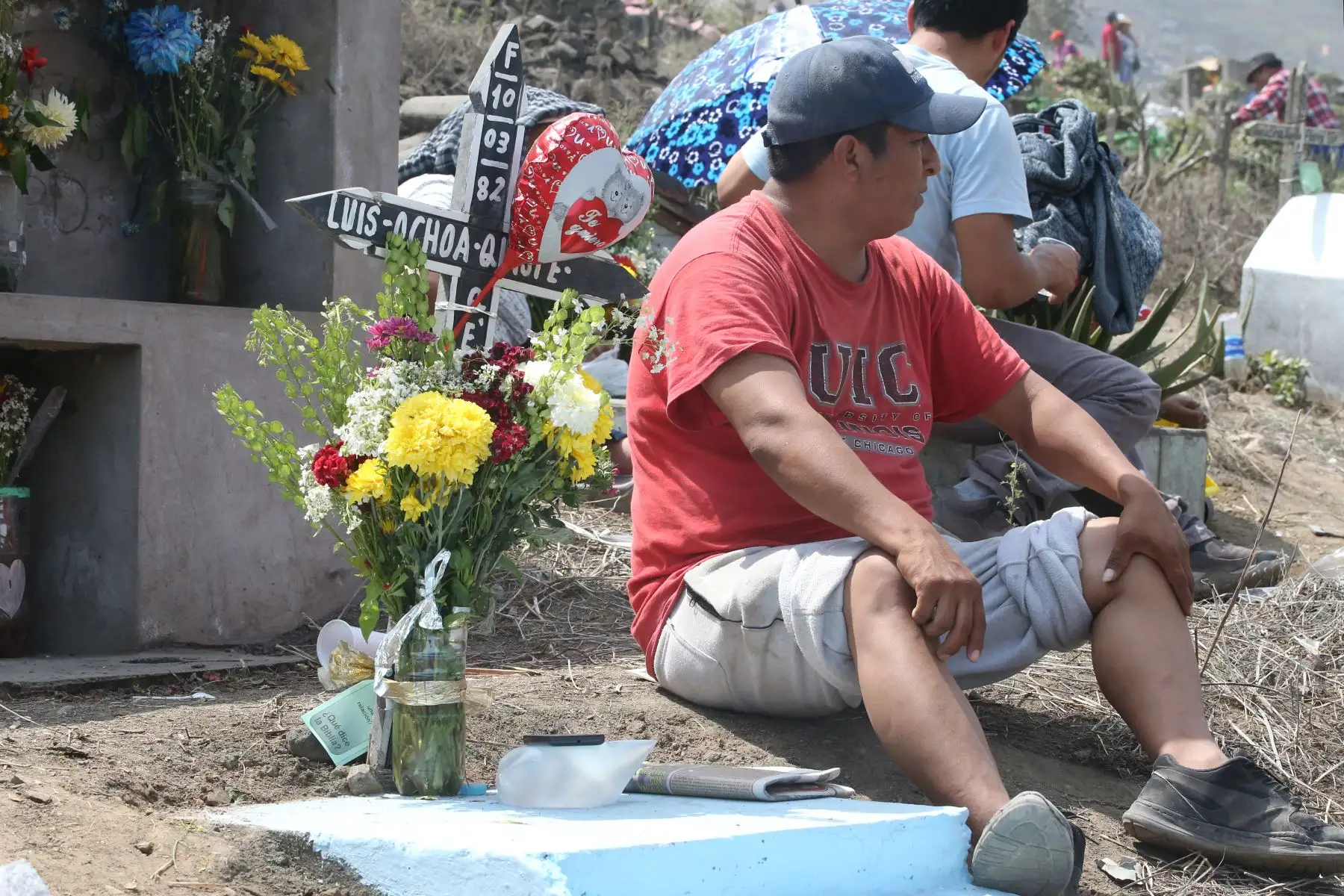 Público concurren a cementerios de Nueva esperanza, en el Día de Todos los Santos. Foto: ANDINA/Vidal Tarqui