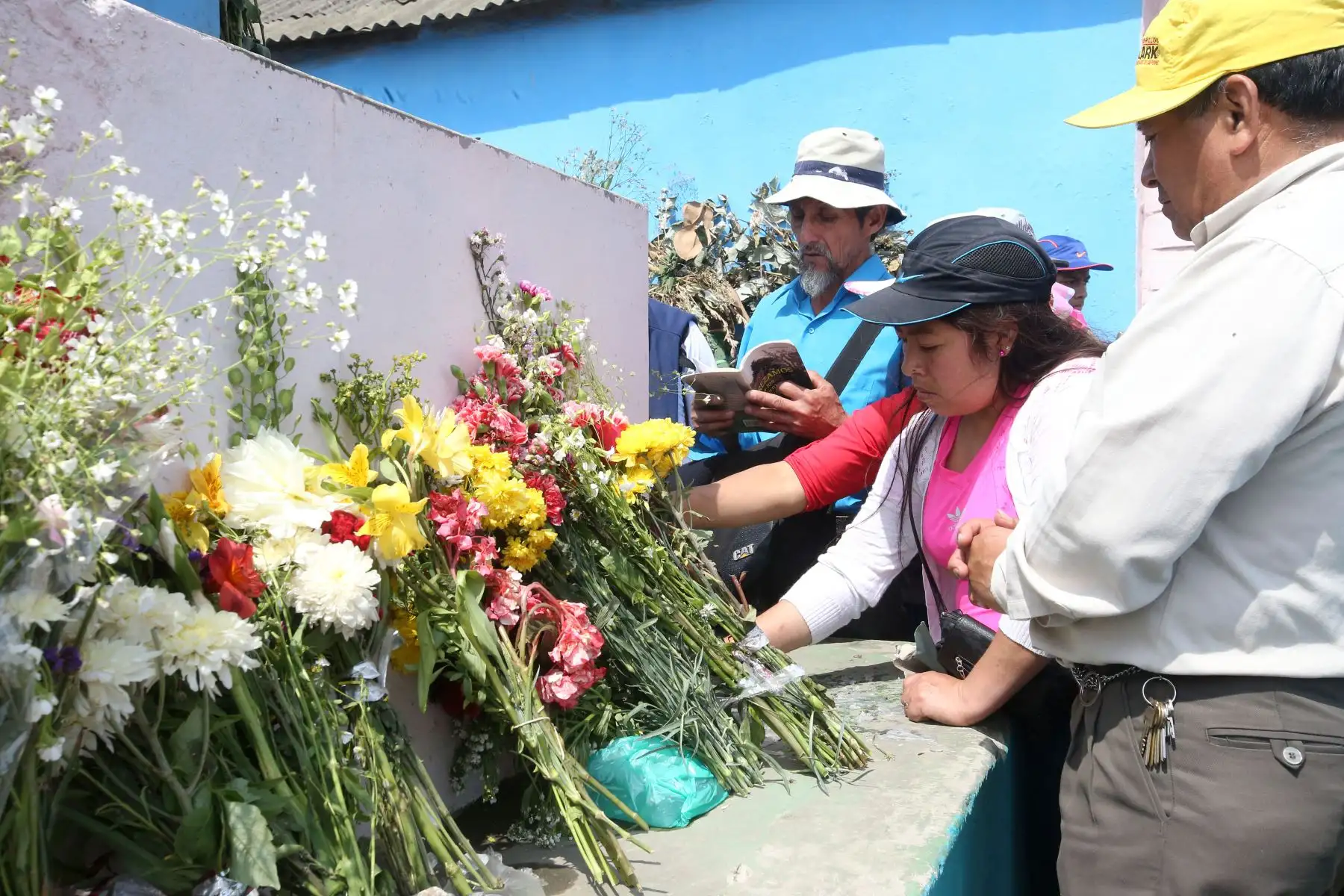 Público concurren a cementerios de Nueva esperanza, en el Día de Todos los Santos. Foto: ANDINA/Vidal Tarqui