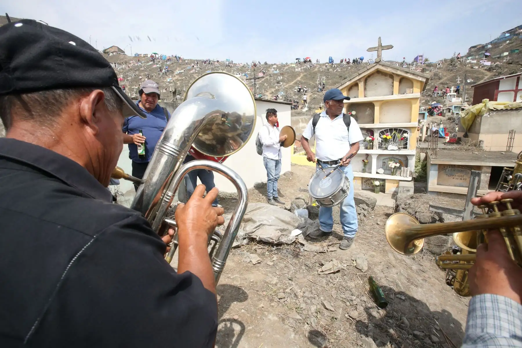 Público concurren a cementerios de Nueva esperanza, en el Día de Todos los Santos. Foto: ANDINA/Vidal Tarqui
