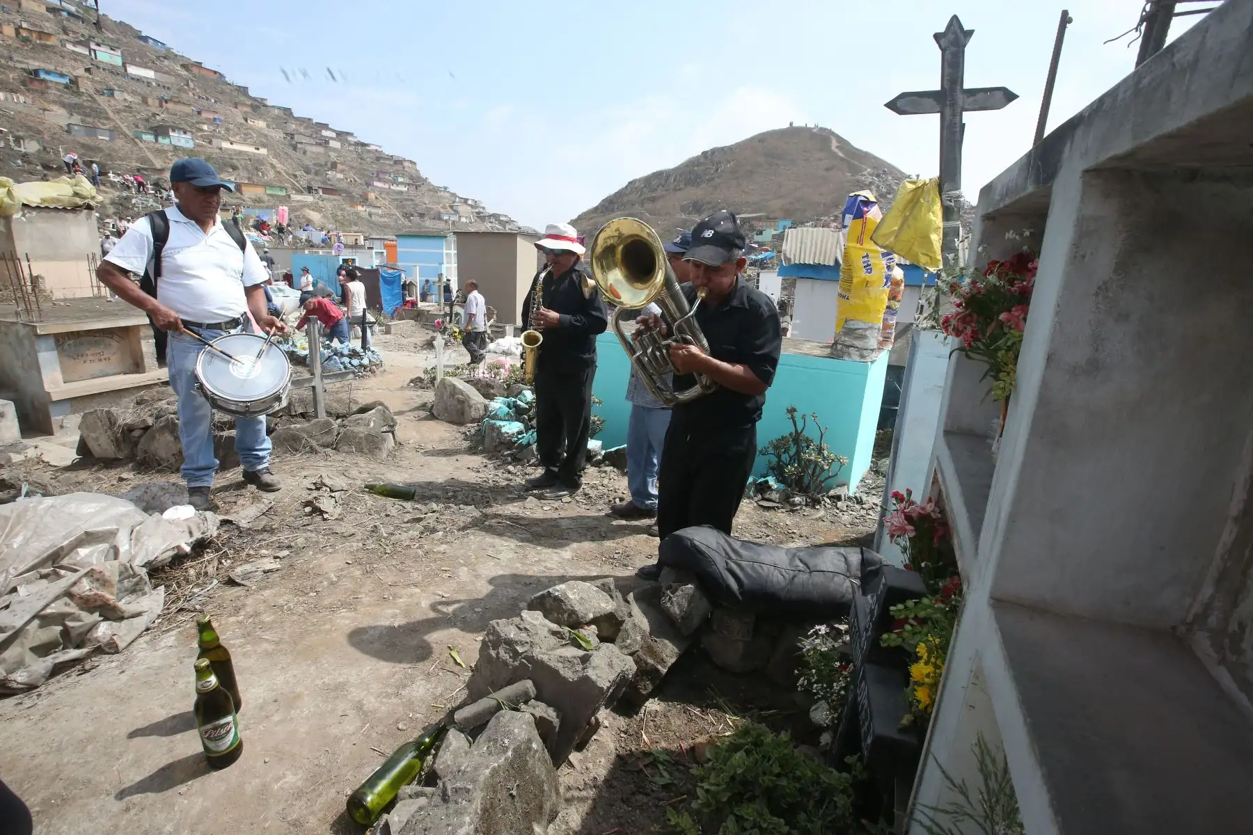Público concurren a cementerios de Nueva esperanza, en el Día de Todos los Santos. Foto: ANDINA/Vidal Tarqui