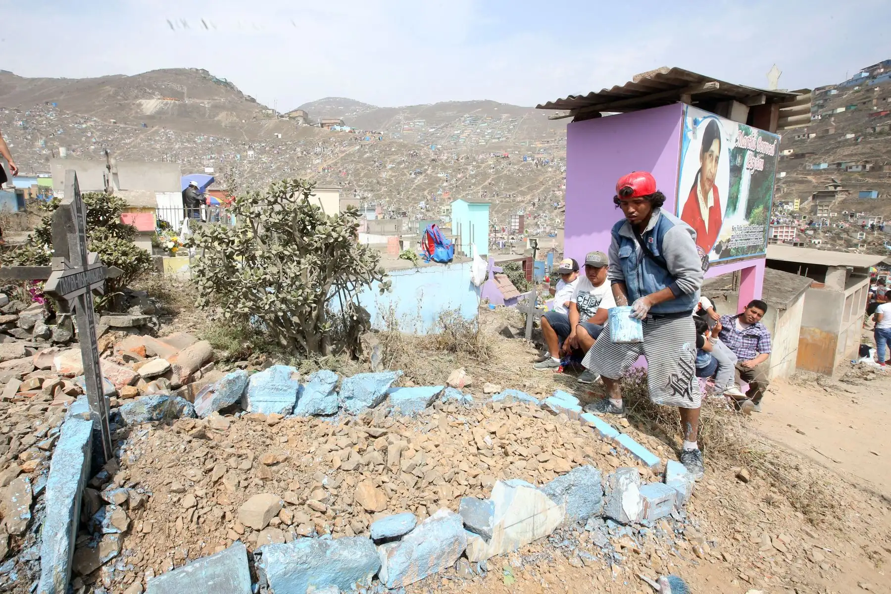 Público concurren a cementerios de Nueva esperanza, en el Día de Todos los Santos. Foto: ANDINA/Vidal Tarqui