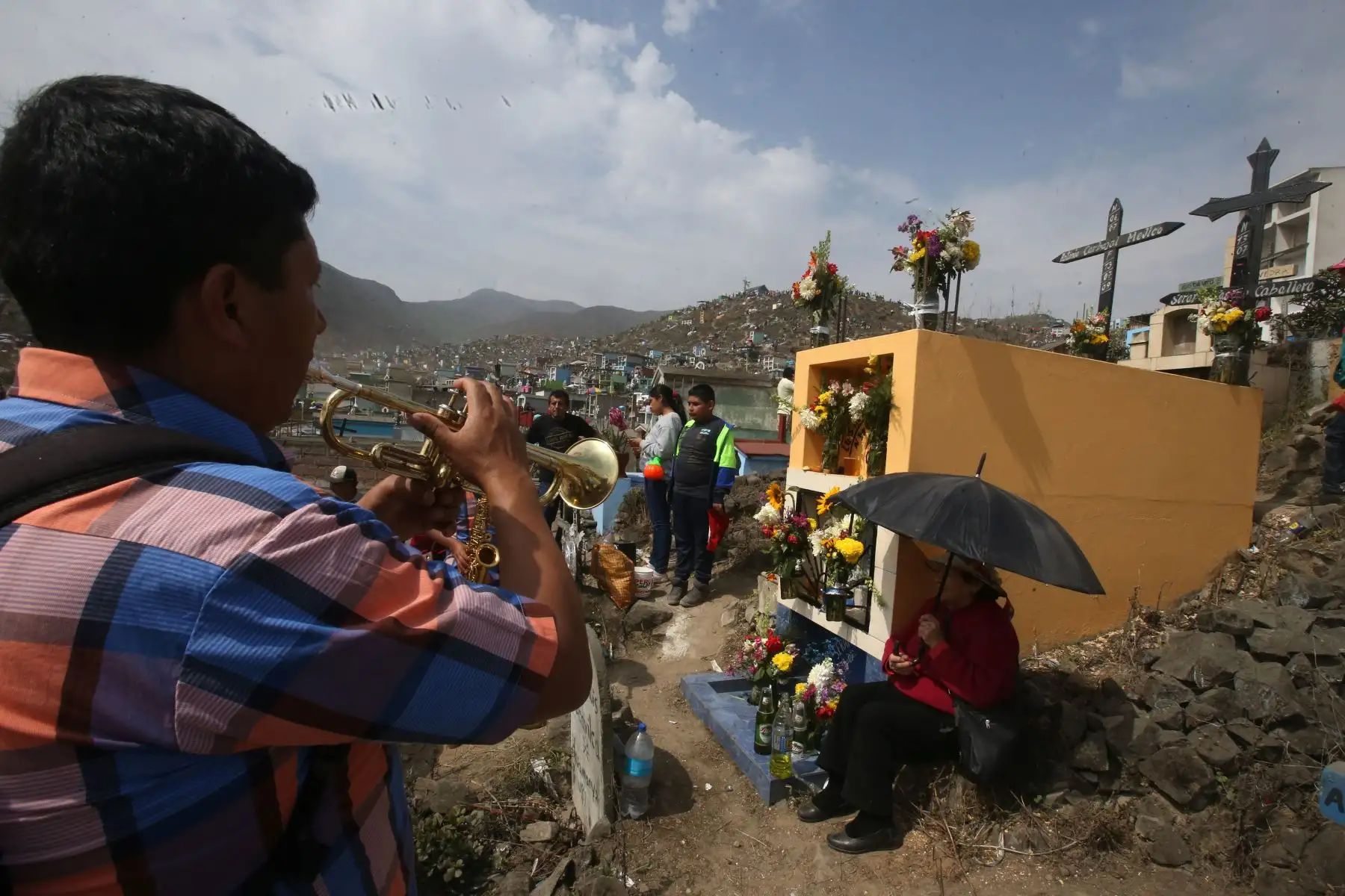 Público concurren a cementerios de Nueva esperanza, en el Día de Todos los Santos. Foto: ANDINA/Vidal Tarqui