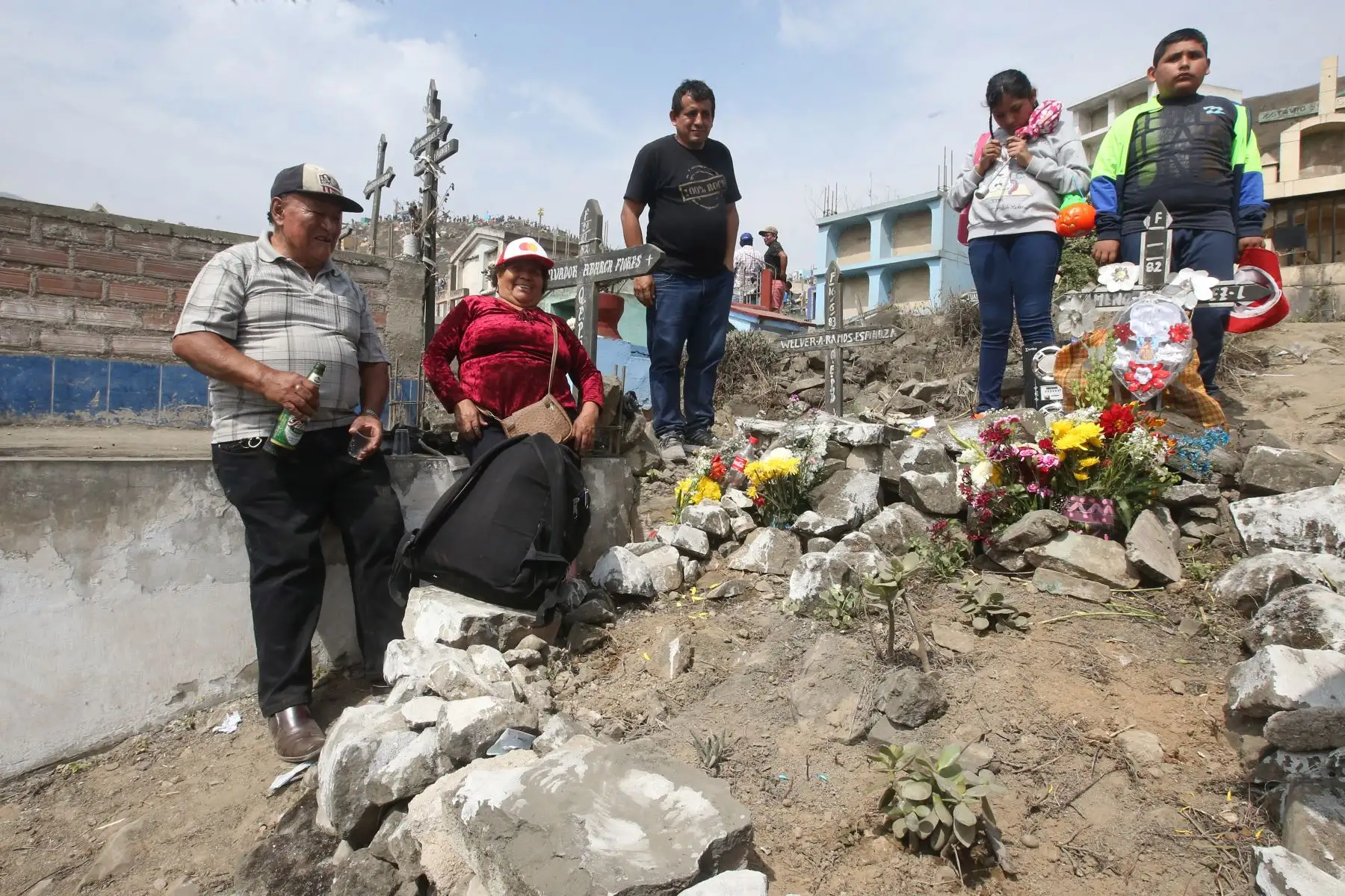 Público concurren a cementerios de Nueva esperanza, en el Día de Todos los Santos. Foto: ANDINA/Vidal Tarqui