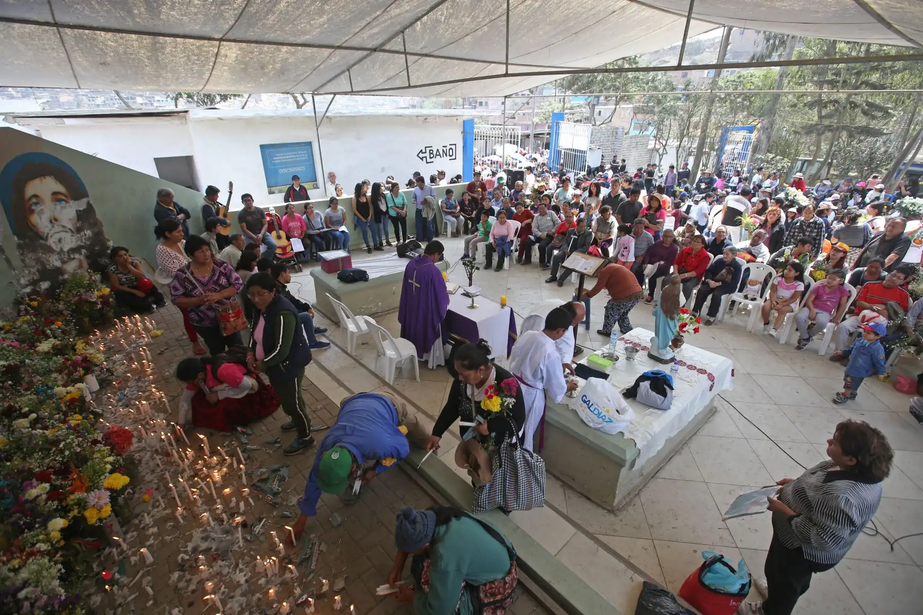 Público concurren a cementerios de Nueva esperanza, en el Día de Todos los Santos. Foto: ANDINA/Vidal Tarqui